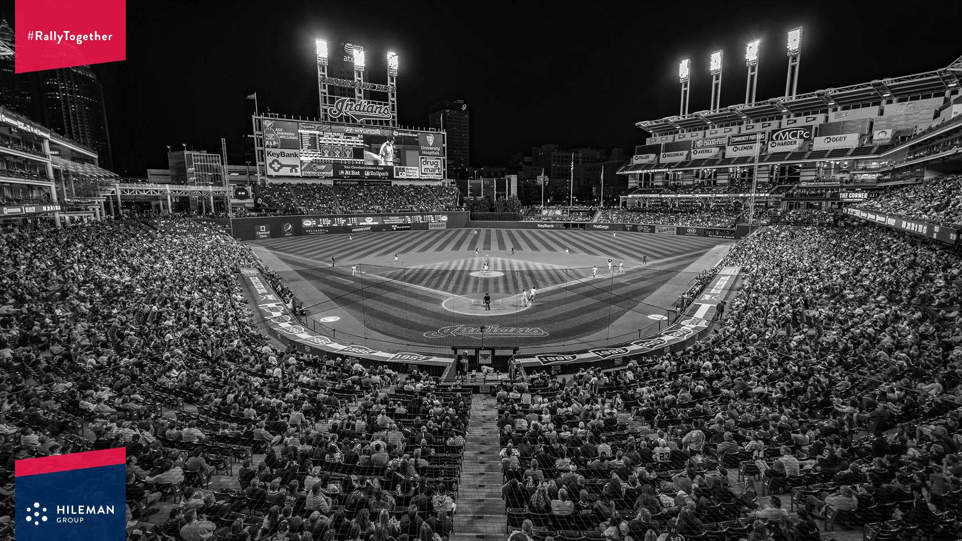 Cleveland Indians 桌布 壁紙 — 一個擠滿觀眾的棒球場的黑白夜景，明亮的燈光照亮球場和歡呼的人群。