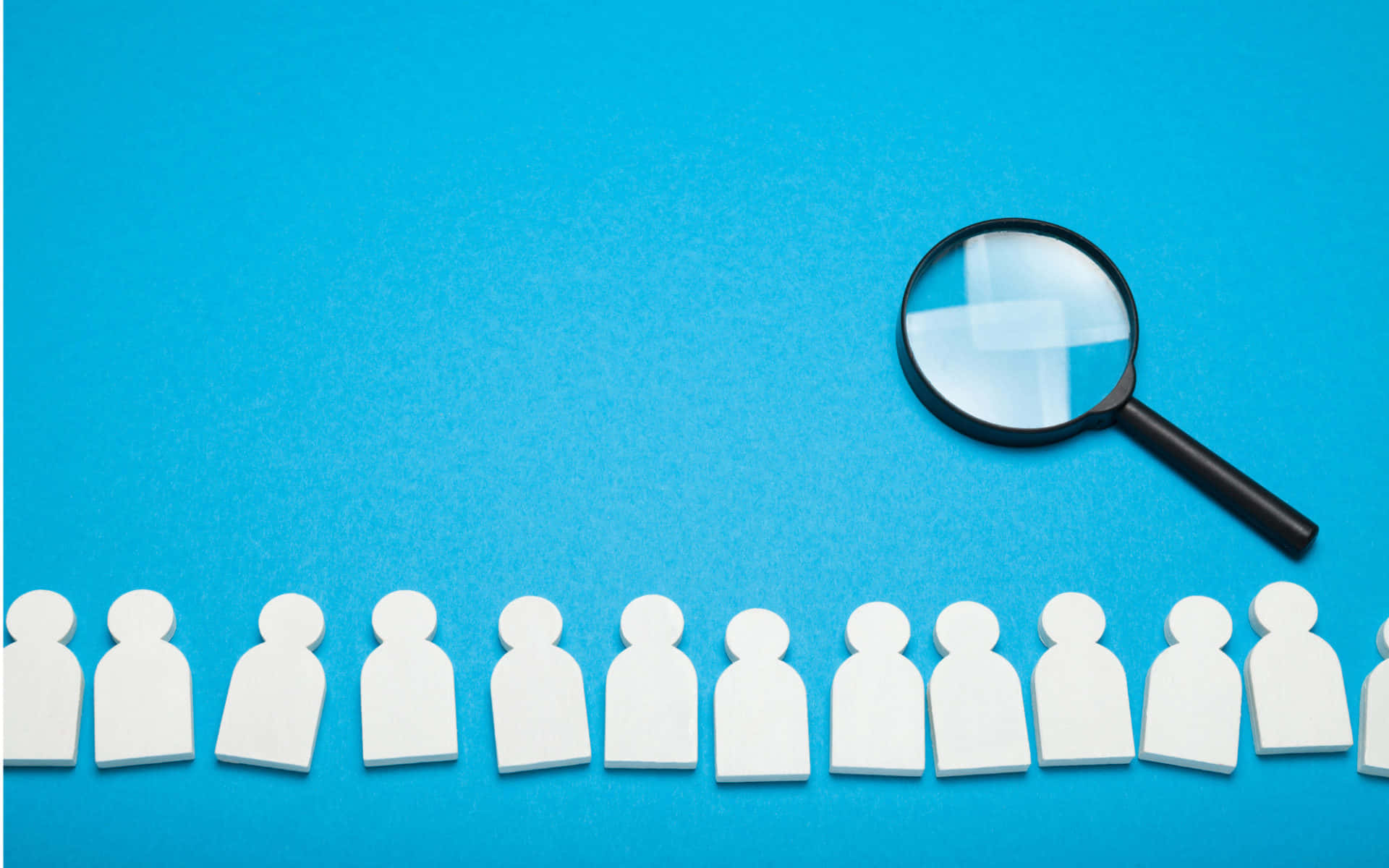 Recruitment 桌布 壁紙 — 一個放大鏡懸浮在一排白色人形剪影上方，背景為鮮豔的藍色紋理。