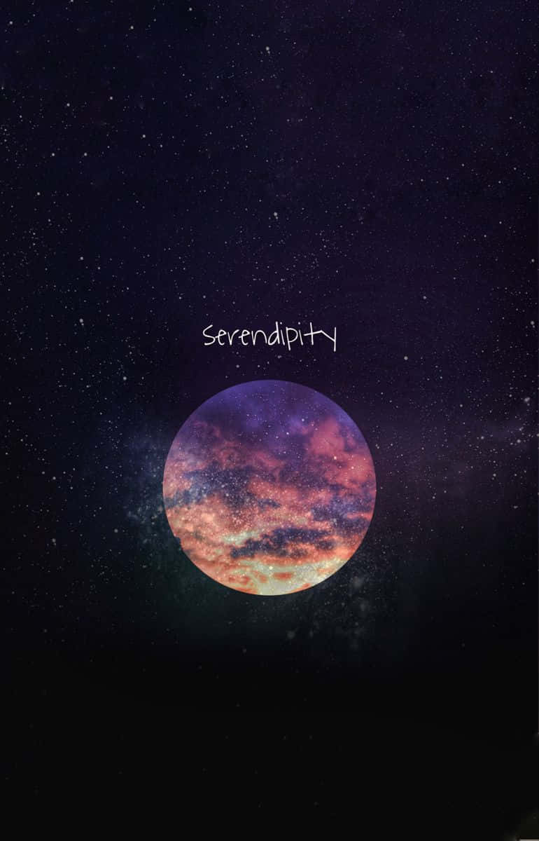 Moon Aesthetic 桌布 壁紙 — 一個散發紫色和橙色星雲光芒的宇宙球體漂浮在繁星點點的夜空中，上方寫著 serendipity 這個詞。