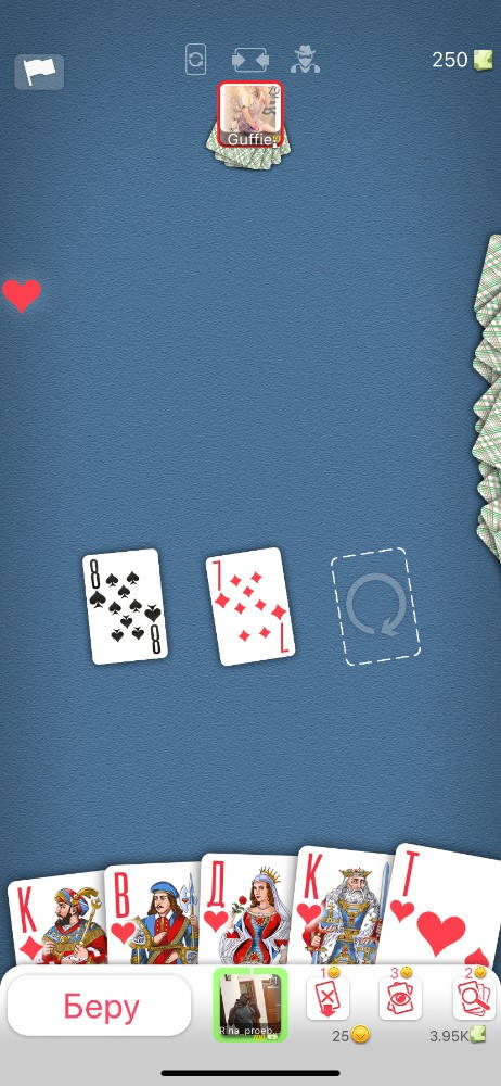 桌布 壁紙 — 一個數位卡牌遊戲介面，在藍色紋理背景上有遊戲卡牌，底部有一個「Беру」按鈕。