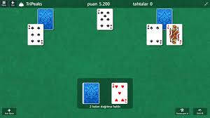 數位卡牌遊戲，綠色絨布上有卡牌和分數顯示。 — Microsoft 壁紙