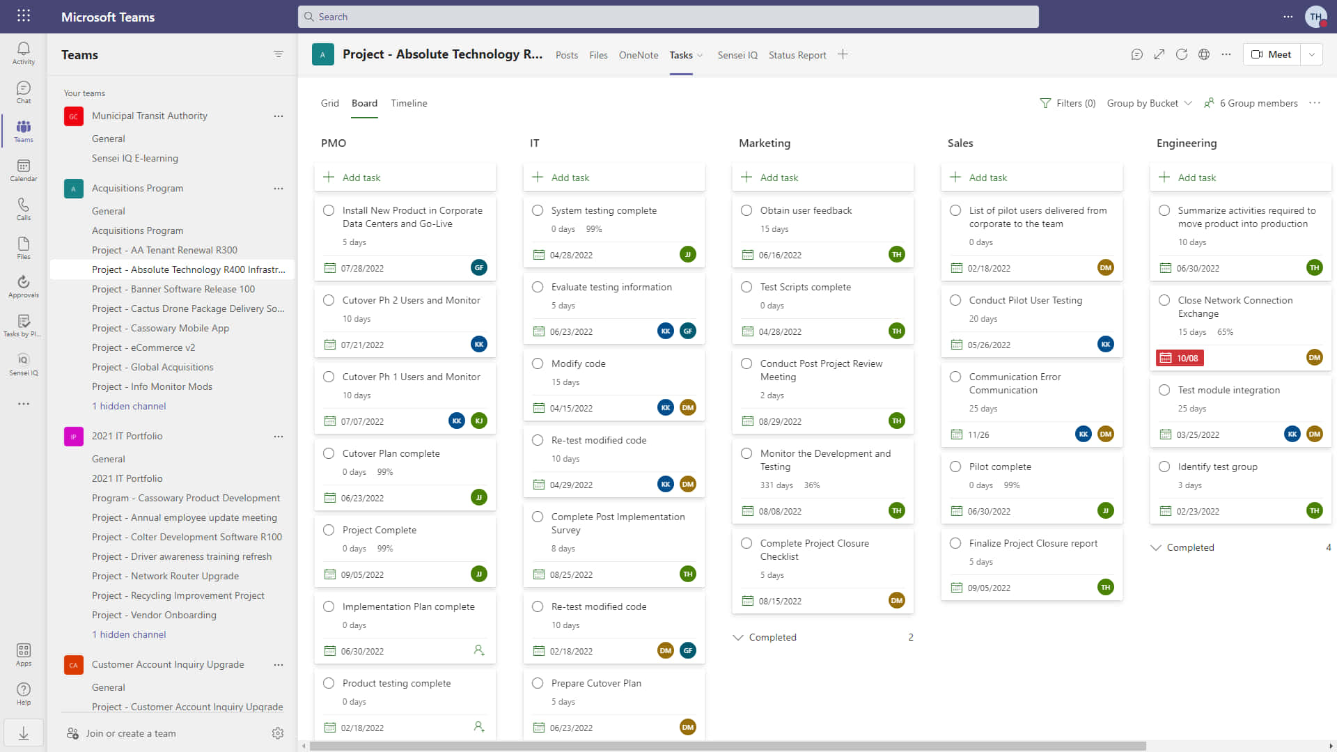 Microsoft Teams 桌布 壁紙 — 一個數位專案管理儀表板，顯示 PMO、IT、行銷、銷售和工程團隊的任務板，附有到期日、進度條和完成狀態。