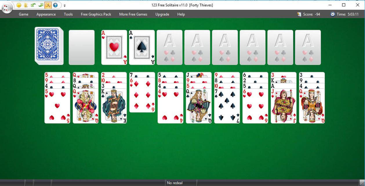 數位接龍遊戲，紙牌排列在綠色背景上。 — Microsoft 壁紙