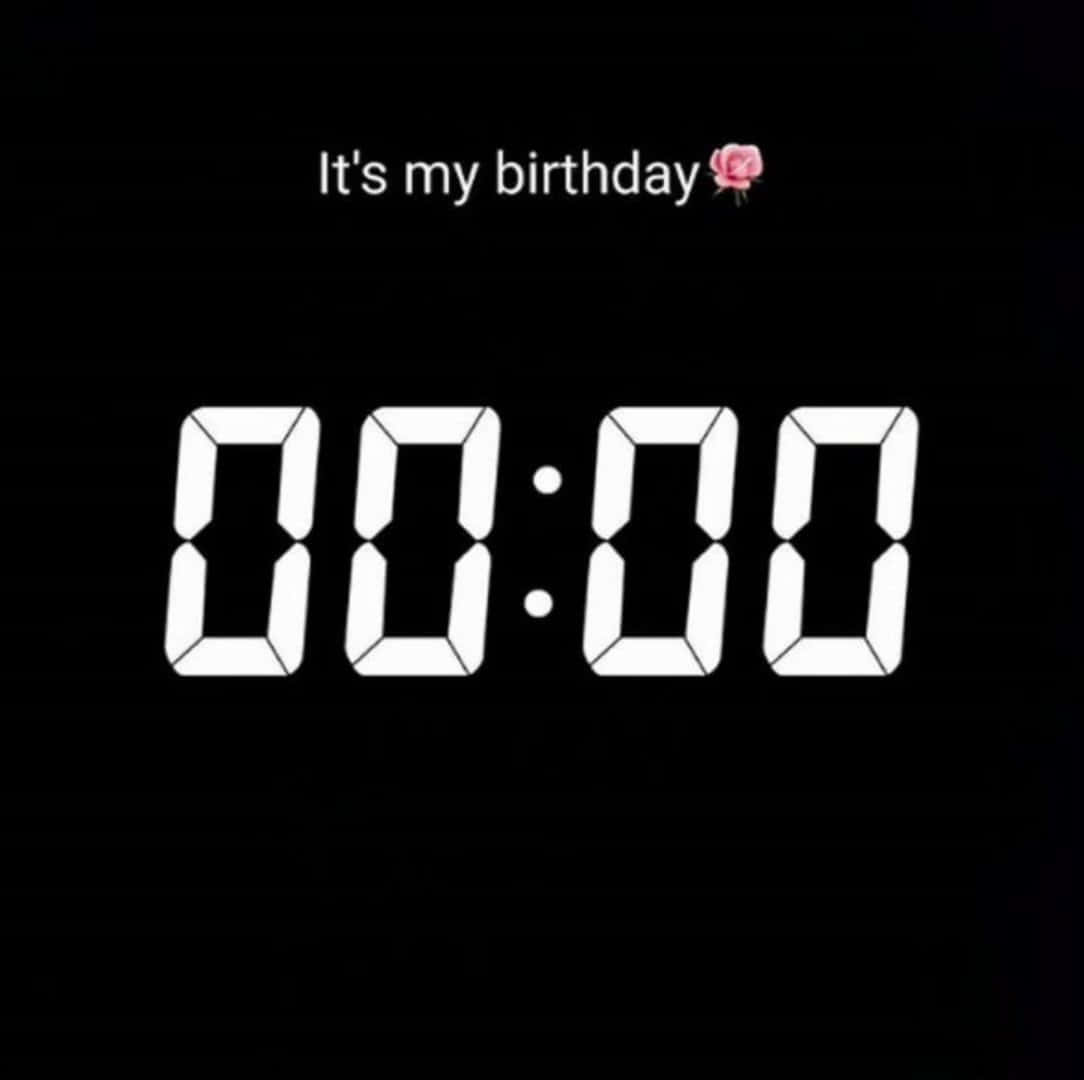 Birthday 桌布 壁紙 — 一個數位時鐘在黑色背景上顯示 00:00，並有文字宣布這是生日。
