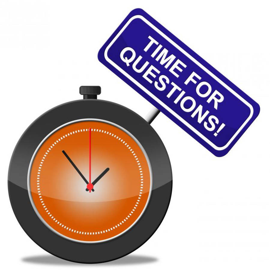 Questions 桌布 壁紙 — 一個數位藝術碼錶，橙色錶面黑色外殼，拿著一個藍色路牌，上面寫著「提問時間」！