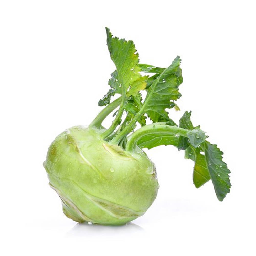 Healthy Food 桌布 壁紙 — 一個新鮮的苤藍，帶有充滿活力的綠葉和露珠，孤立在純白色背景上。
