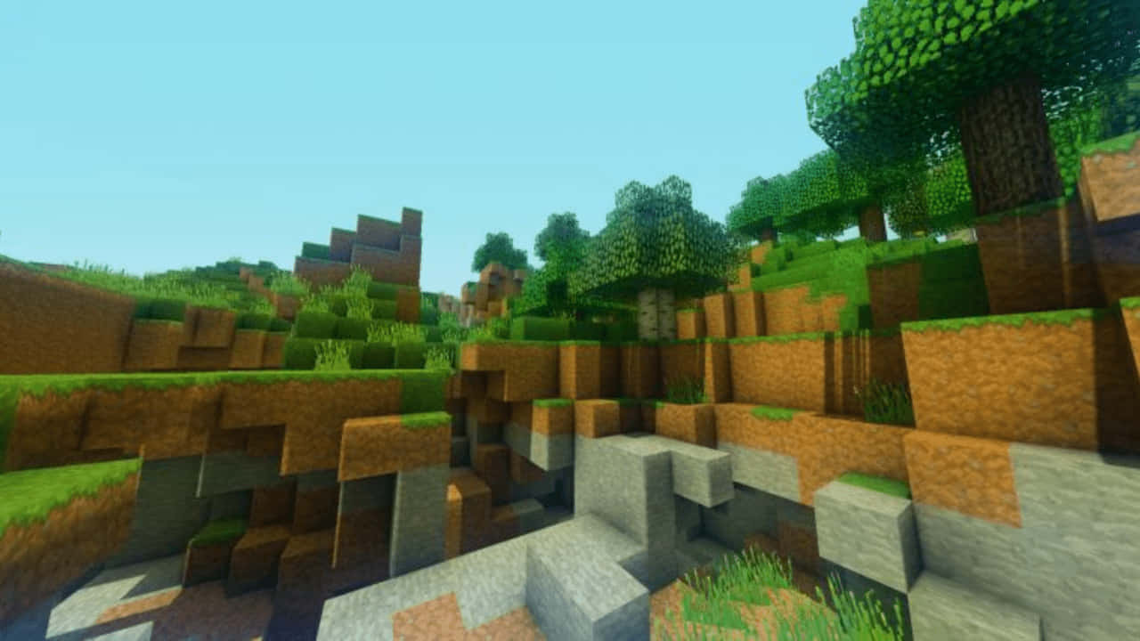 森林 桌布 壁紙 — 一個方塊狀的Minecraft景觀，梯田狀的山丘上長滿綠樹，天空清澈湛藍。