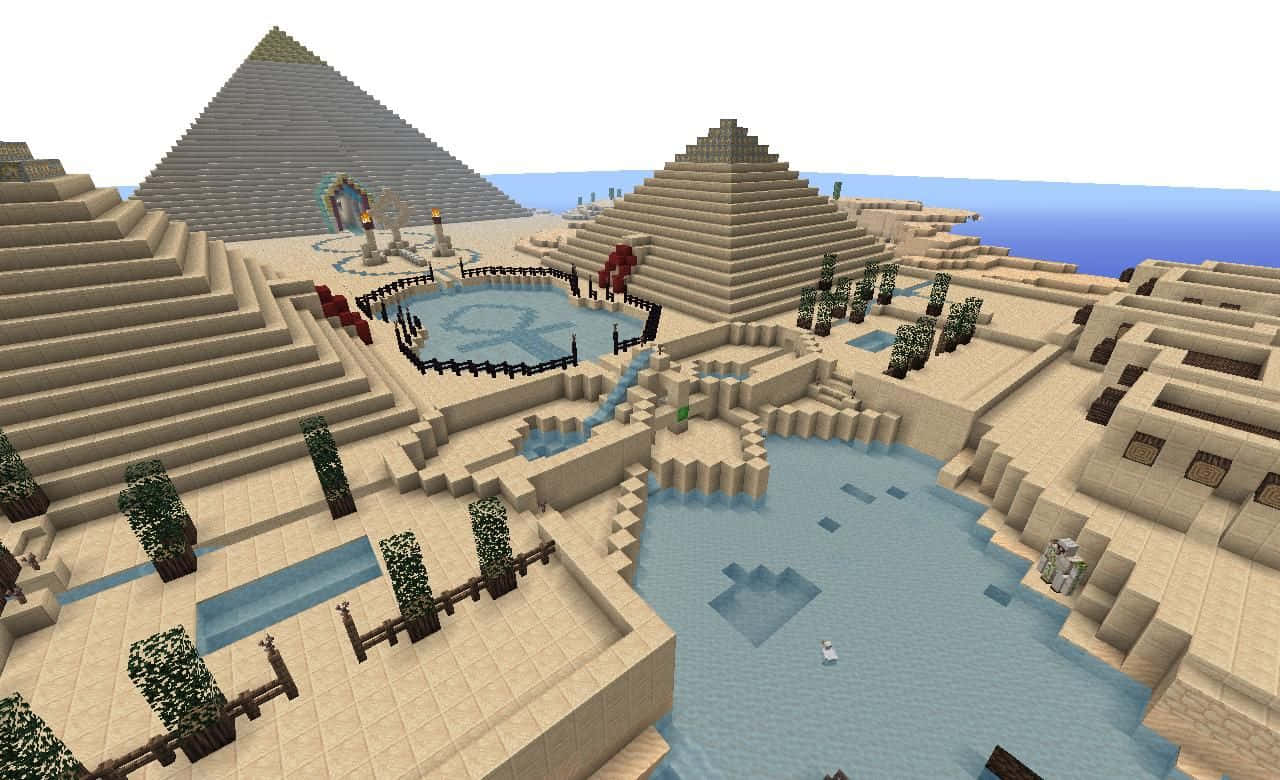 Minecraft Architecture 桌布 壁紙 — 一個方塊狀的Minecraft沙漠場景，有金字塔、水道和棕櫚樹，在明亮的天空下。