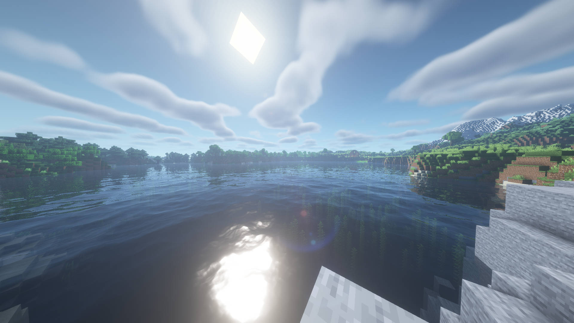 我的世界 桌布 壁紙 — 一個方塊狀的Minecraft湖景，水面有太陽眩光，周圍是像素化森林和積雪山脈，天空明亮。