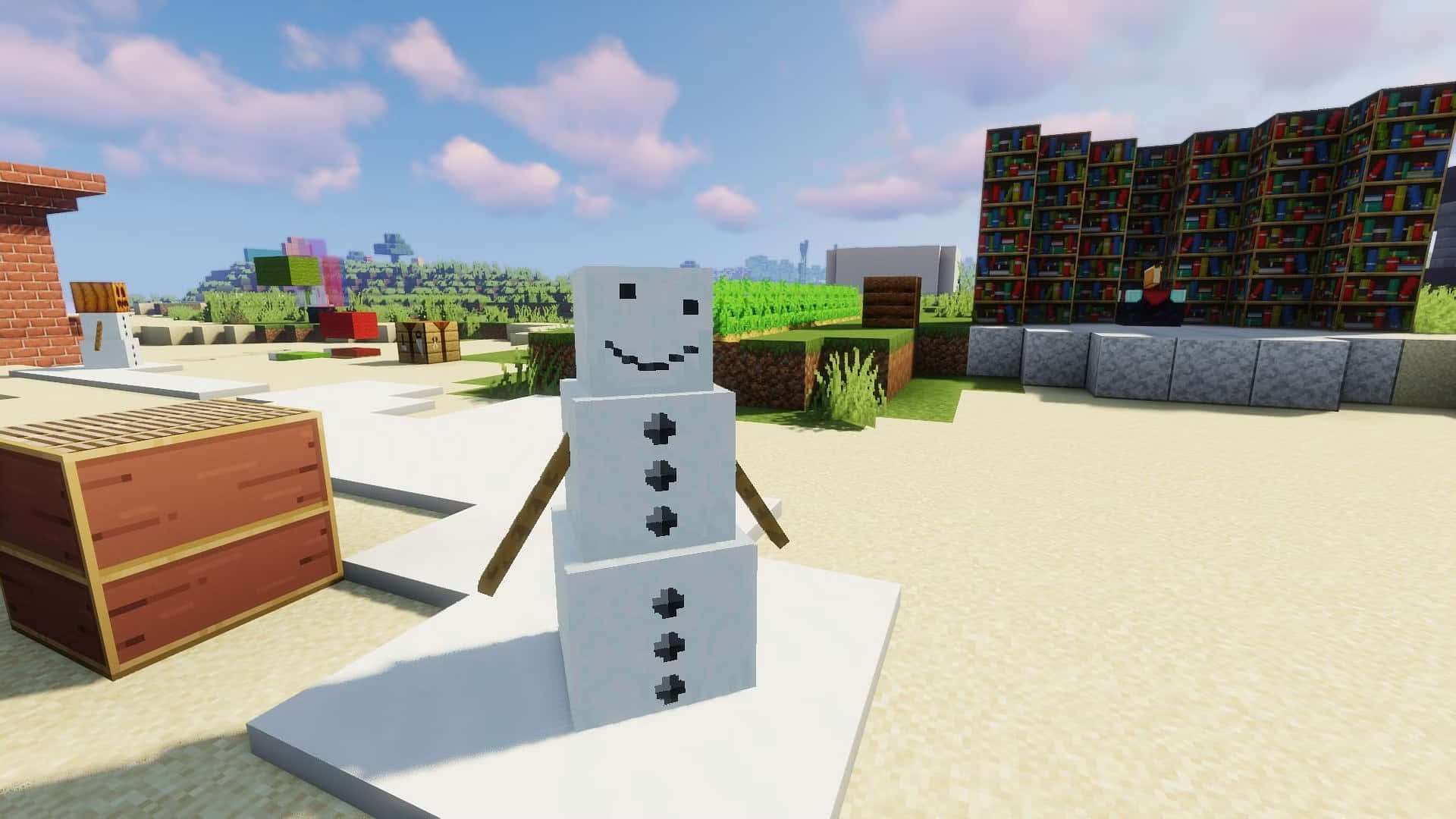 Minecraft Snow Golem 桌布 壁紙 — 一個方塊雪人面帶微笑，站在Minecraft風格的庭院中，旁邊有書架和木箱，上方是明亮的藍天。
