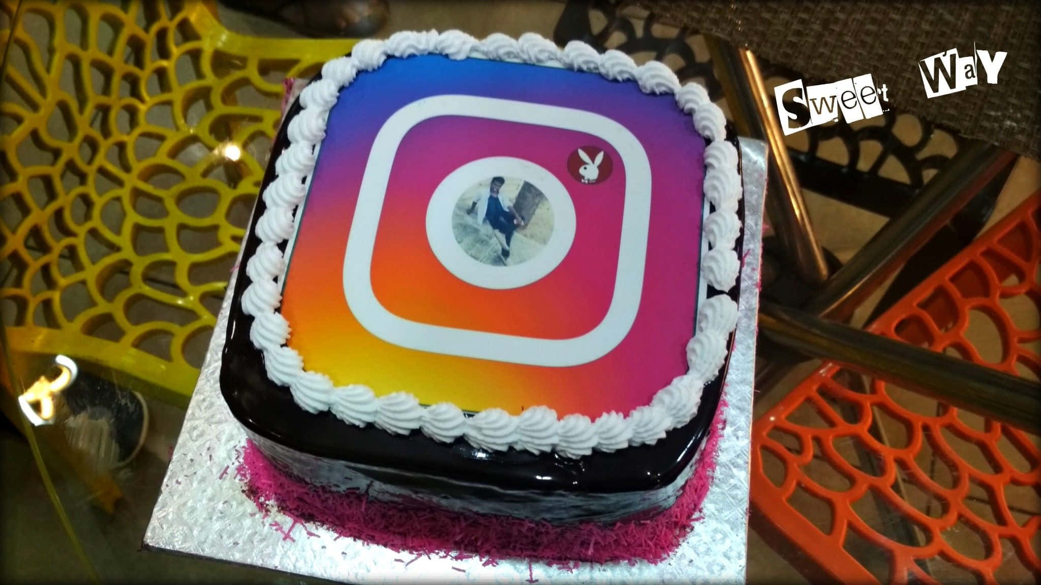 Instagram 桌布 壁紙 — 一個方形蛋糕，裝飾有Instagram標誌漸層和照片，邊緣有白色糖霜，放在銀色托盤上，撒有粉紅色糖粒。
