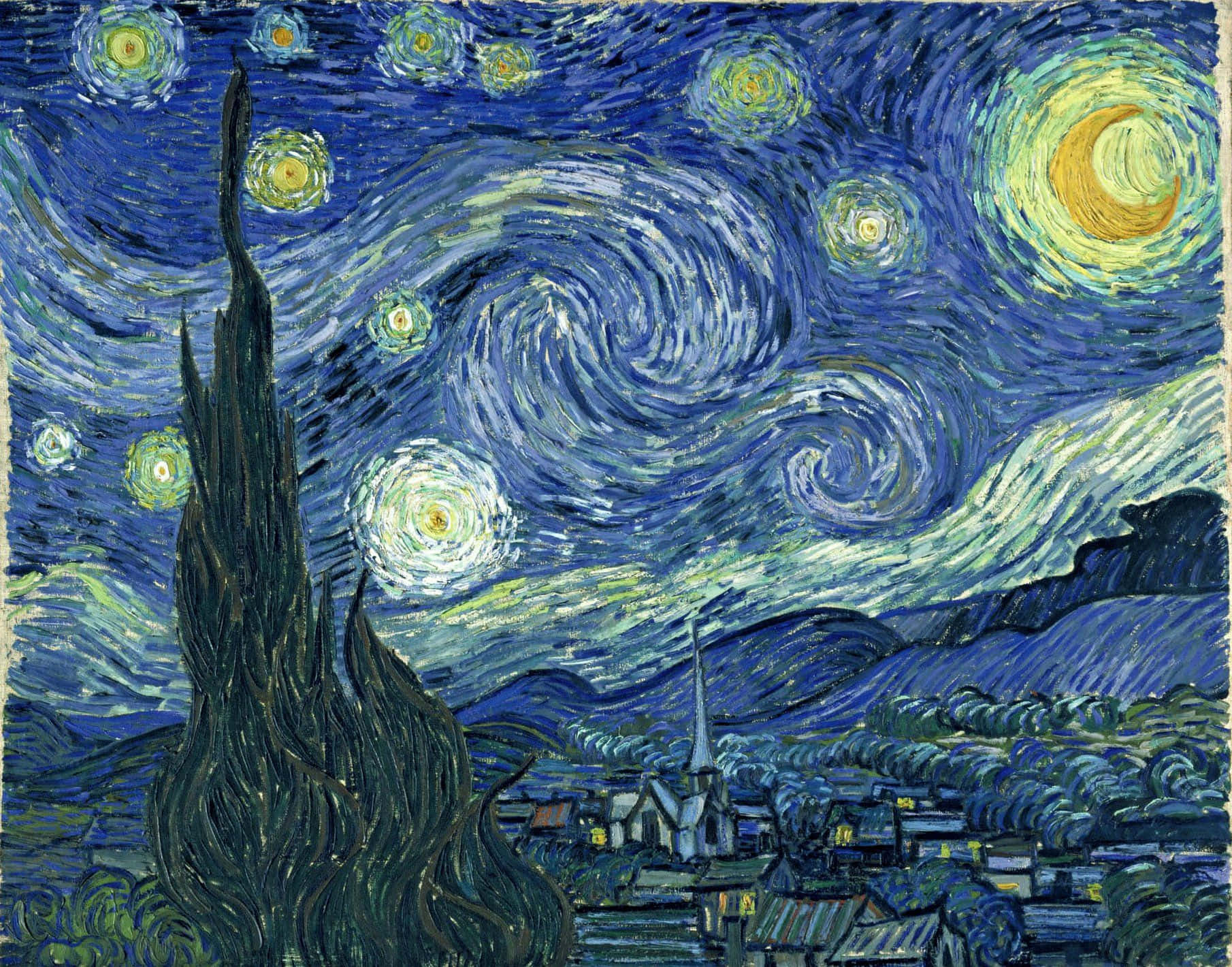 Painting 桌布 壁紙 — 一個旋轉的夜空，閃爍的星星和彎月懸掛在一個寧靜的村莊上空，村莊裡有一棵高大的柏樹。