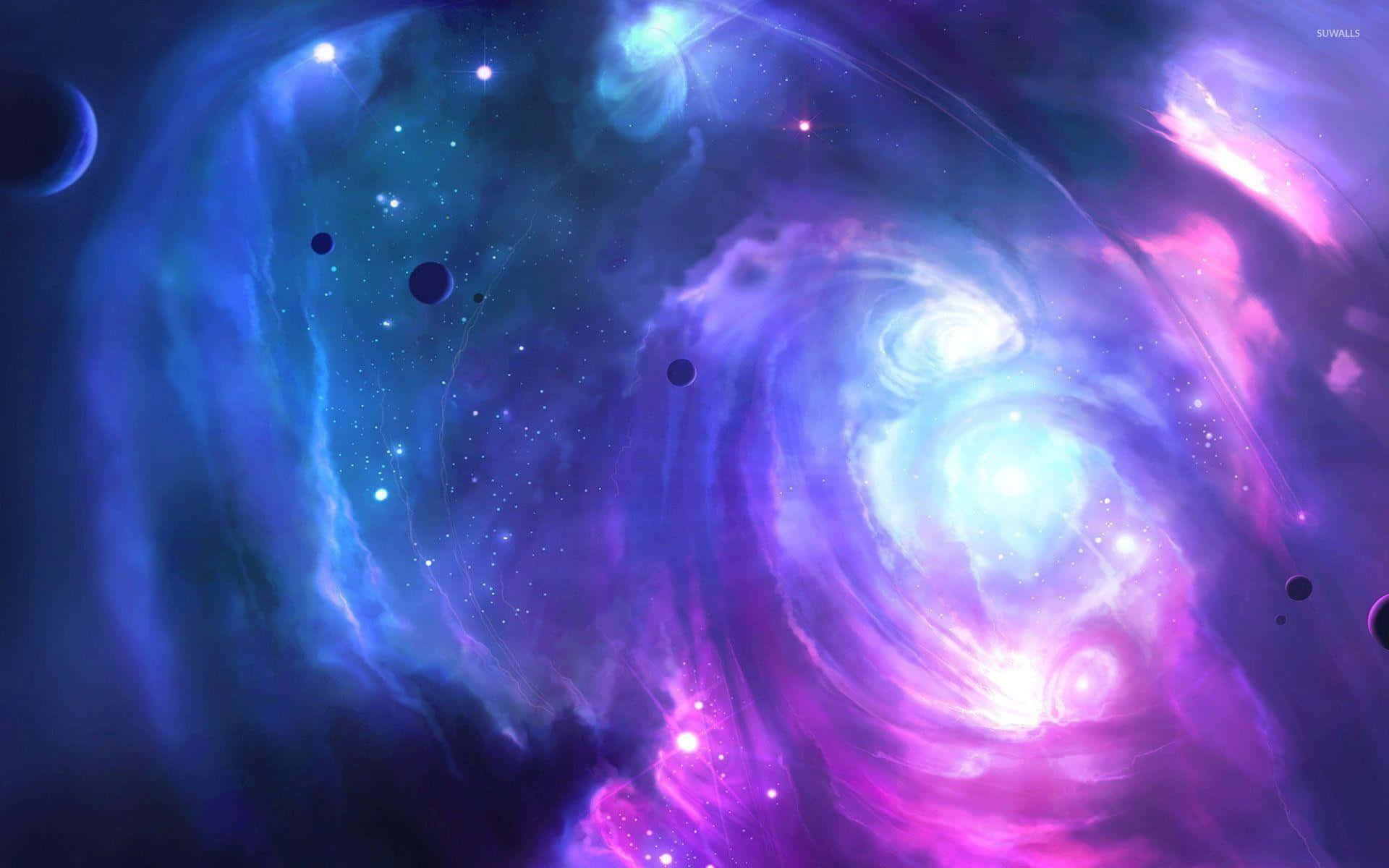 Pink And Blue 桌布 壁紙 — 一個旋轉的宇宙星雲，充滿鮮豔的紫色和藍色雲朵，閃爍著明亮的星星和漂浮的行星。