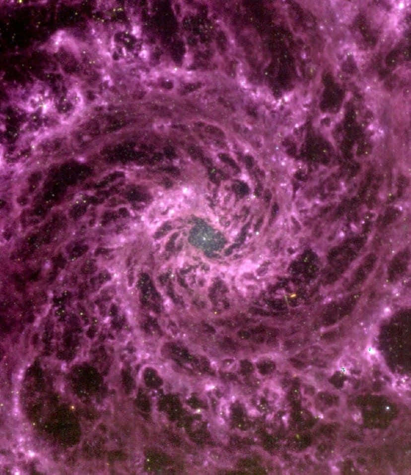 Galactic Center 桌布 壁紙 — 一個旋轉的宇宙星雲，呈現鮮豔的洋紅色和深紫色，核心有發光的星團。