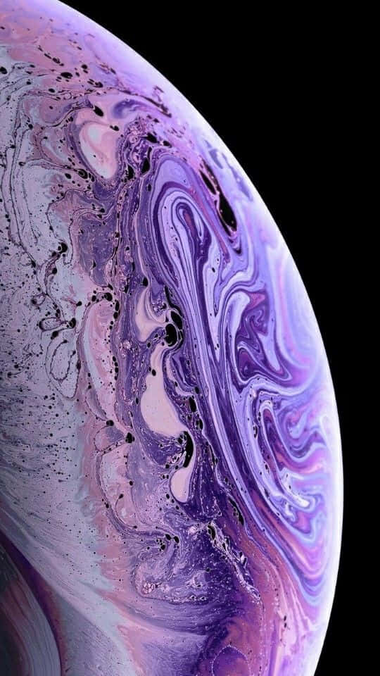 Live Aesthetic 桌布 壁紙 — 一個旋轉的宇宙星雲，呈現鮮豔的紫色、粉紅色和黑色，在漆黑的虛空中彎曲。