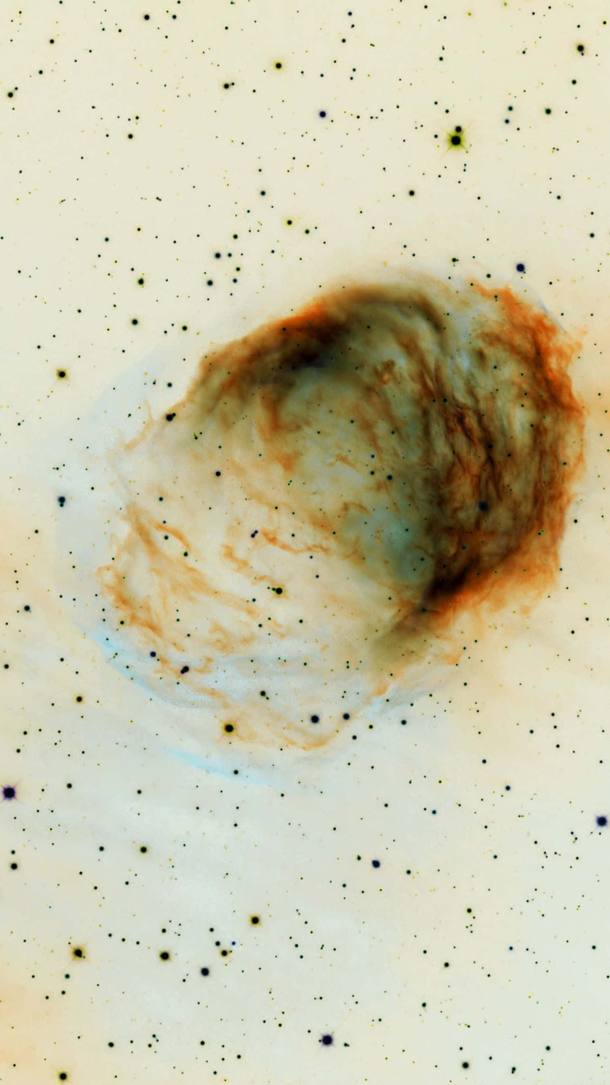 Yellow Galaxy 桌布 壁紙 — 一個旋轉的宇宙星雲，帶有橙色和藍色色調，在星空背景下發光。
