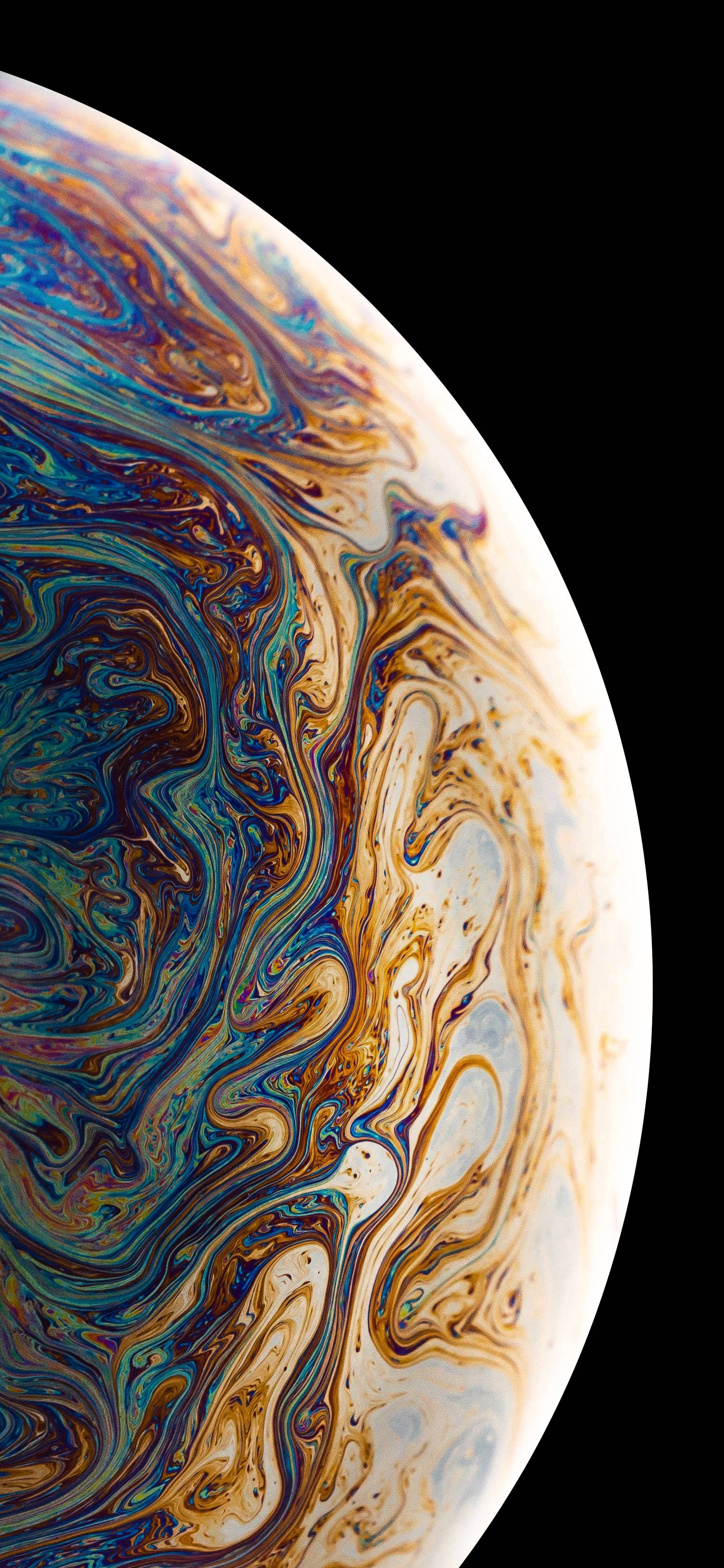 iPhone 11 桌布 壁紙 — 一個旋轉的宇宙星雲，帶有鮮豔的藍色、金色和白色曲線，映襯著漆黑的虛空。