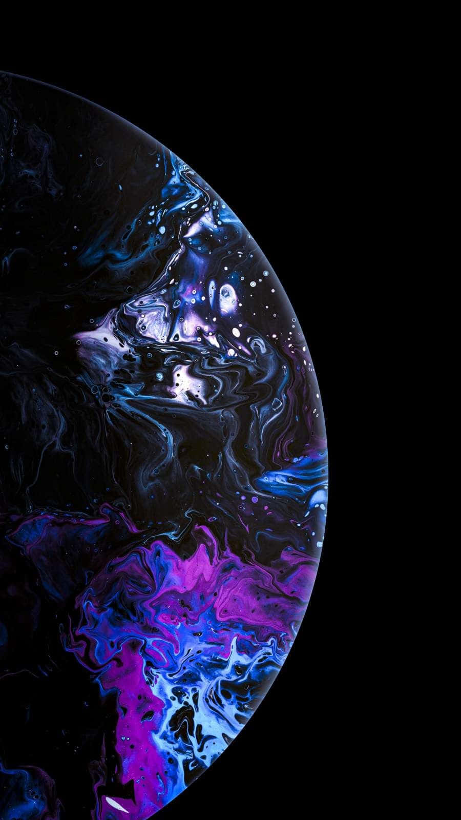 iPhone 11 桌布 壁紙 — 一個旋轉的宇宙球體，帶有充滿活力的紫色、藍色和白色星雲，背景是漆黑的虛空。