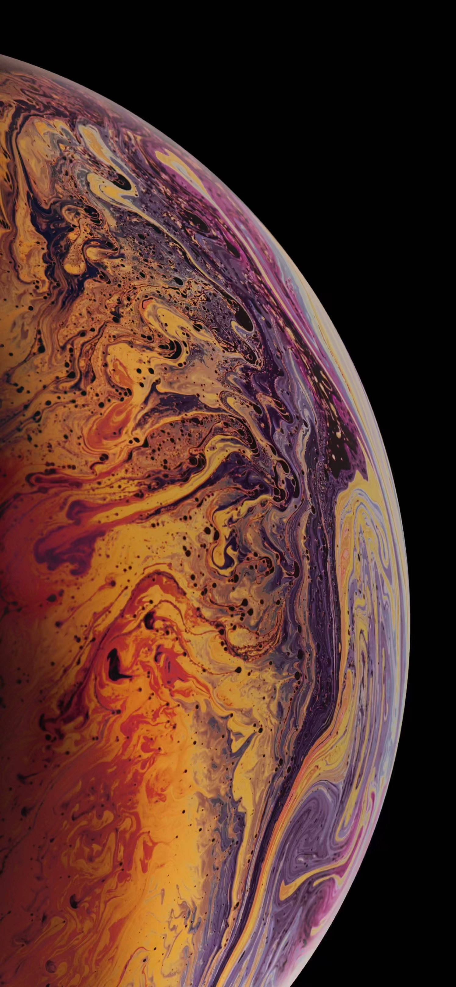 iPhone XS 桌布 壁紙 — 一個旋轉的宇宙球體，帶有火橙色、紫色和金色的星雲，背景是黑色虛空。