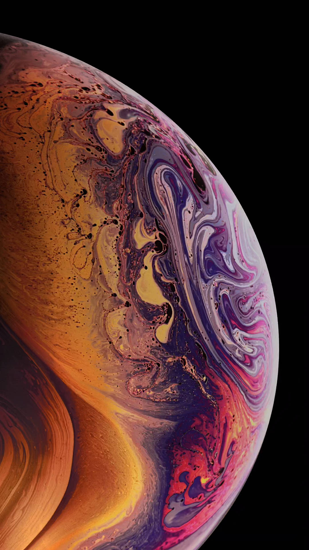 iPhone XR 桌布 壁紙 — 一個旋轉的宇宙球體，帶有火橙色和深紫色大理石紋理，背景是黑色虛空。