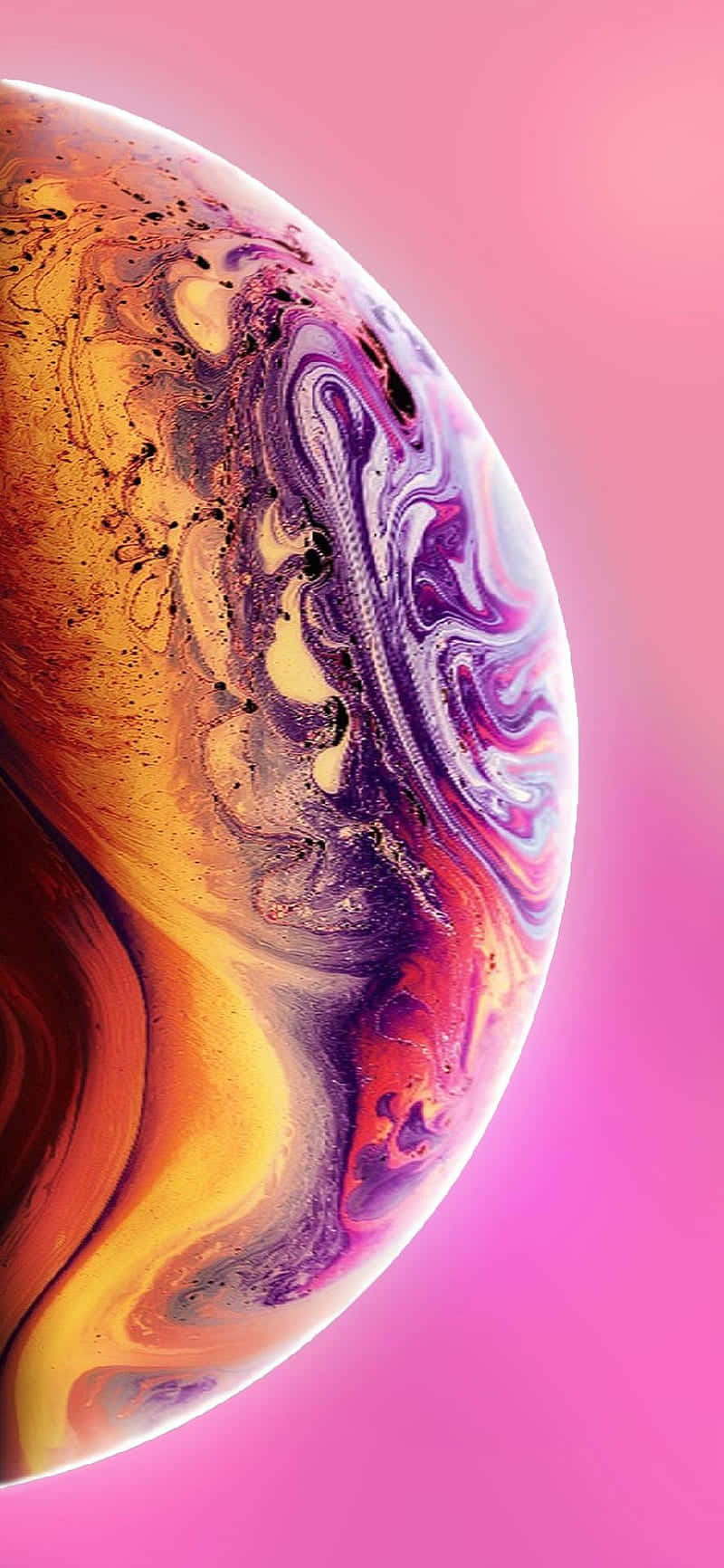 手機 桌布 壁紙 — 一個旋轉的宇宙球體，帶有火熱的橙色、紫色和金色色調，漂浮在柔和的粉紅色漸變背景上。