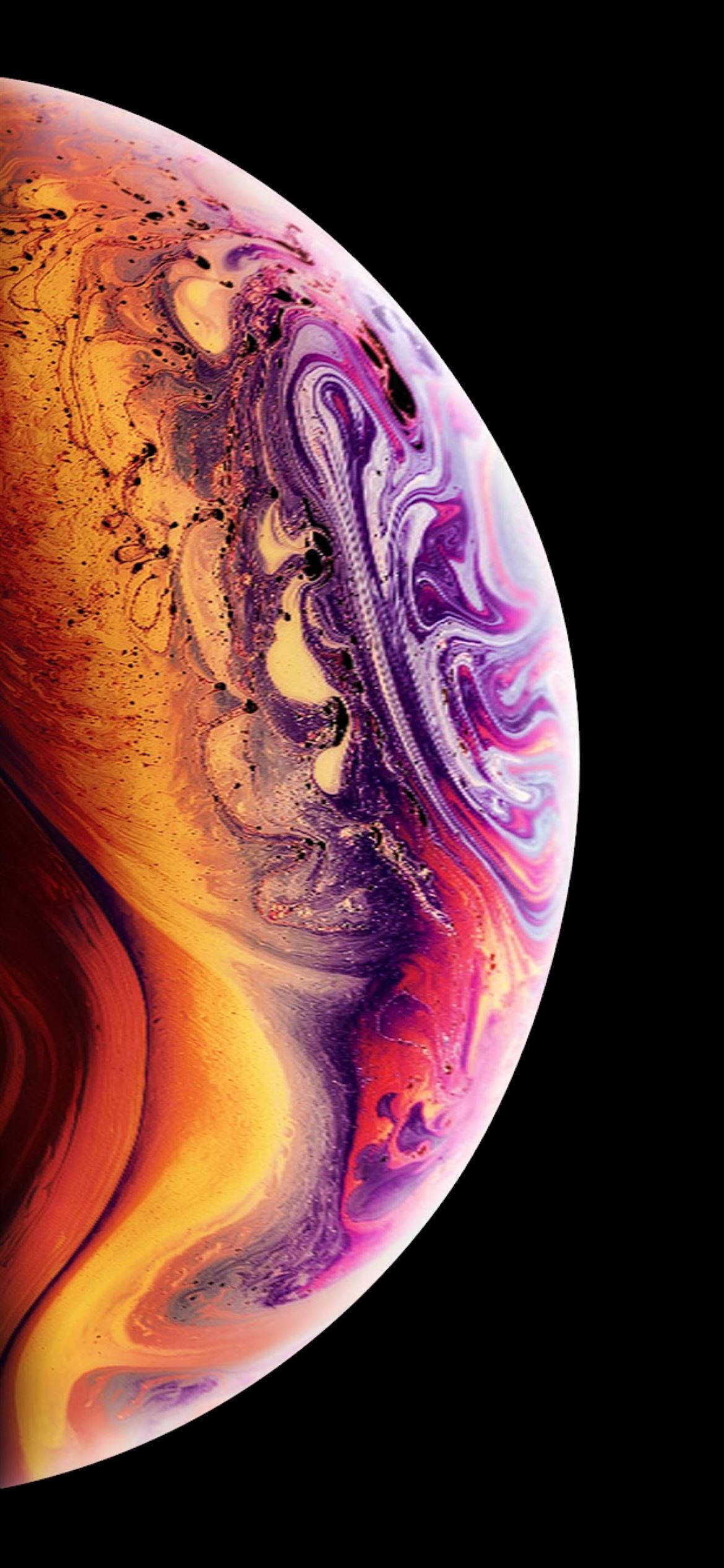 iPhone 12 桌布 壁紙 — 一個旋轉的宇宙球體，帶有火熱的橙色和電光紫色色調，背景是漆黑的虛空。