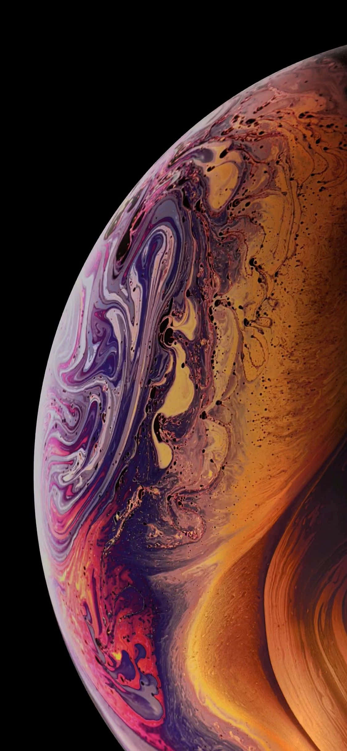 Apple iPhone Xs 桌布 壁紙 — 一個旋轉的宇宙球體，帶有紫色、橙色和金色的鮮豔大理石紋理，襯托在黑色虛空中。