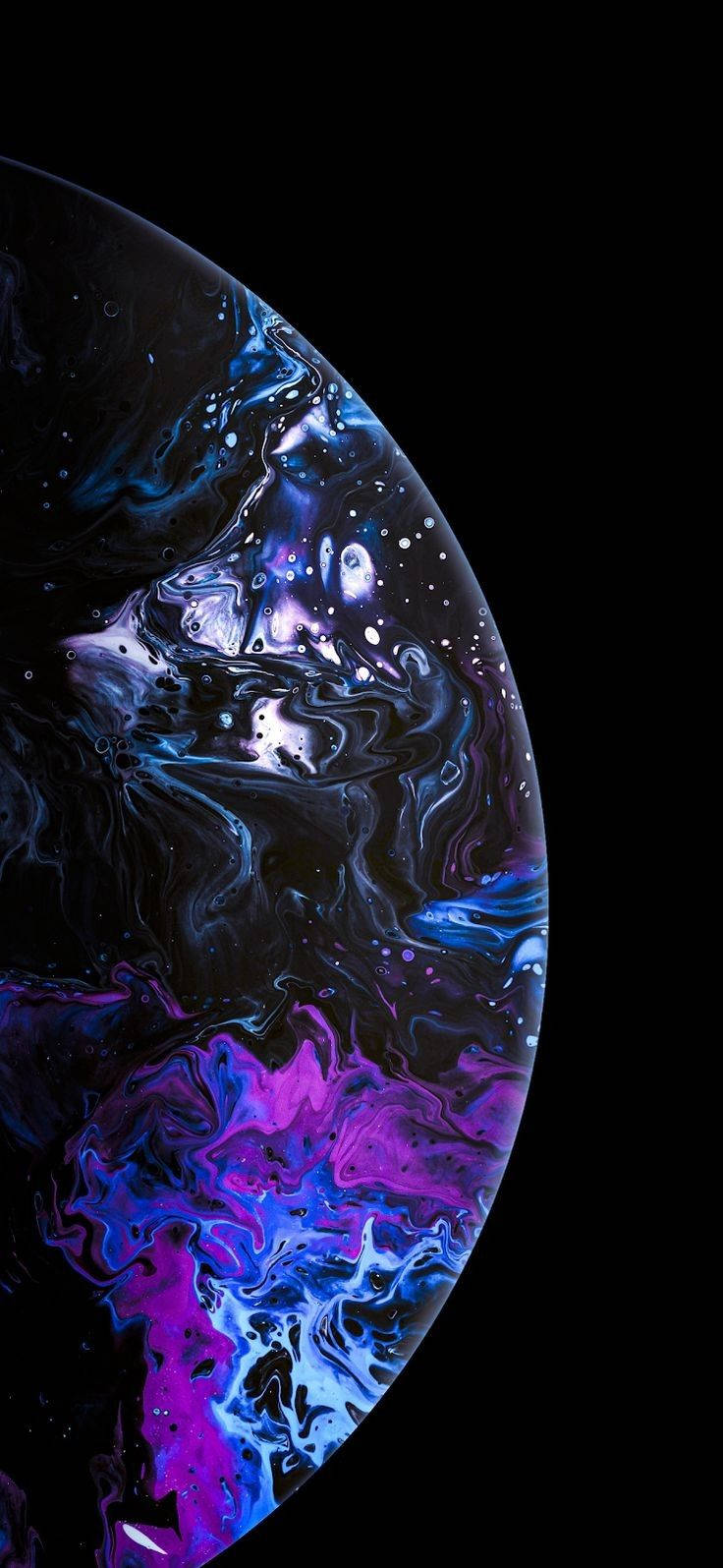 Best Smartphone 桌布 壁紙 — 一個旋轉的宇宙球體，帶有電光藍和紫色星雲，襯托在黑色虛空之上。