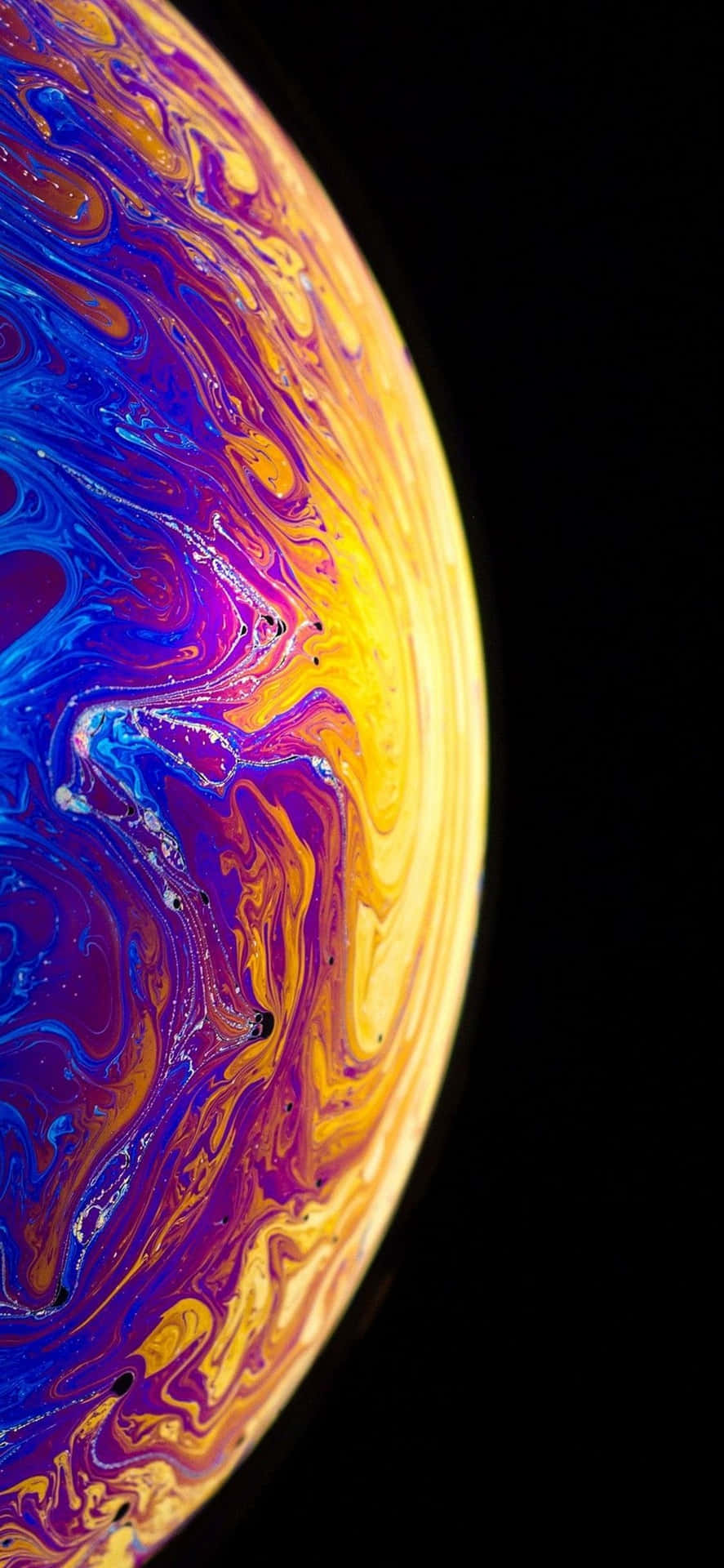 Phone Screen 桌布 壁紙 — 一個旋轉的宇宙球體，帶有鮮豔的紫色、藍色和金色色調，襯托著漆黑的虛空。