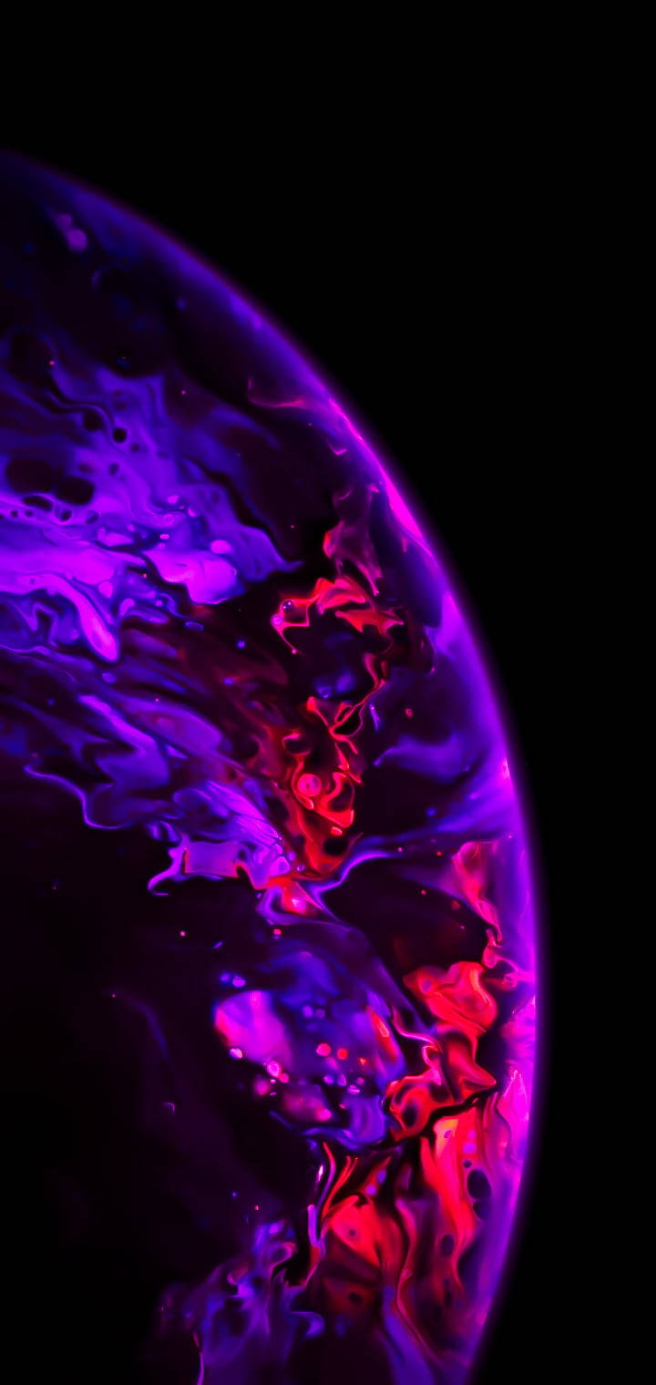 桌布 壁紙 — 一個旋轉的宇宙球體在虛空黑色背景上發出電紫色和火紅色的光芒。