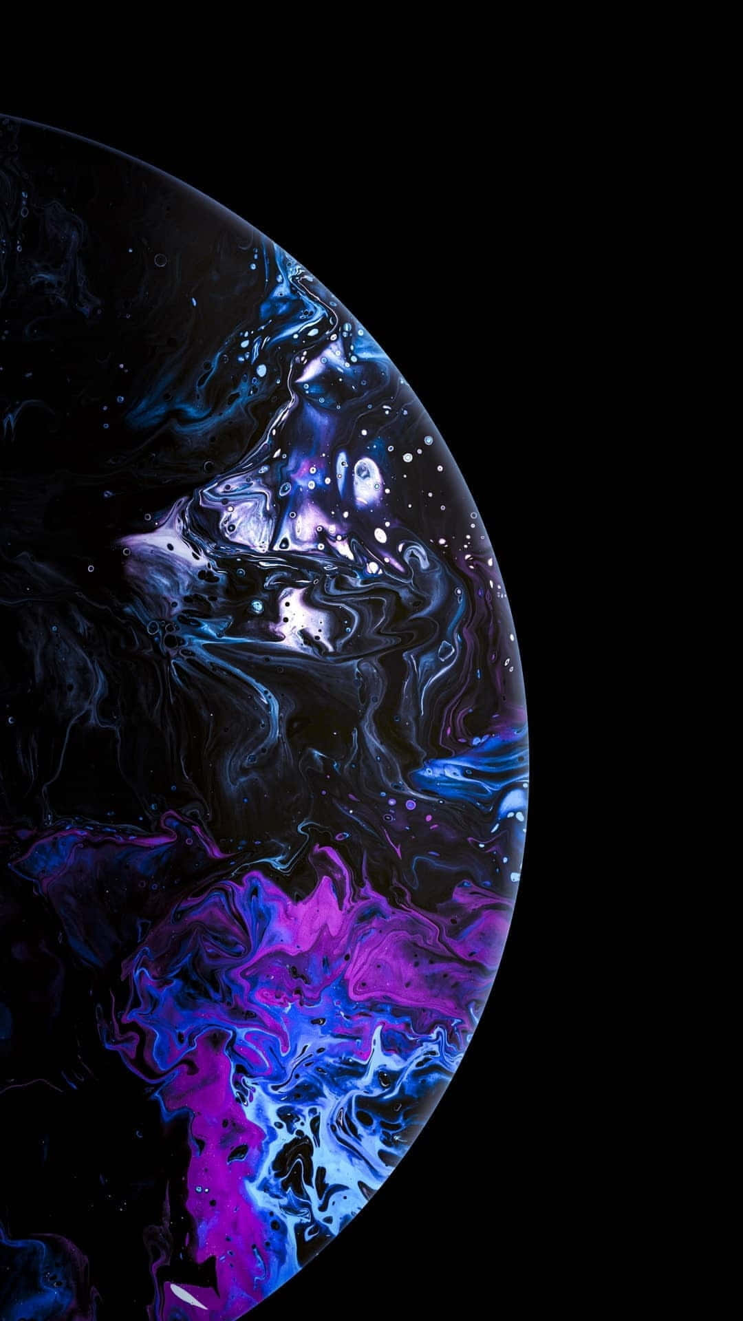 Neon Galaxy 桌布 壁紙 — 一個旋轉的宇宙行星，在漆黑的虛空中呈現出充滿活力的紫色和藍色星雲。