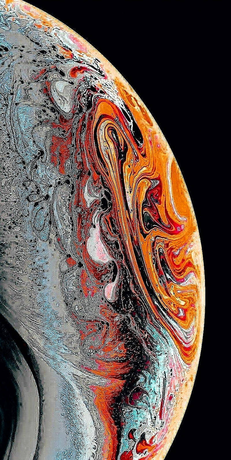 iPhone 11 黑色 桌布 壁紙 — 一個旋轉的抽象球體，帶有熾熱的橙紅色和冷銀色，襯托在純黑背景上。