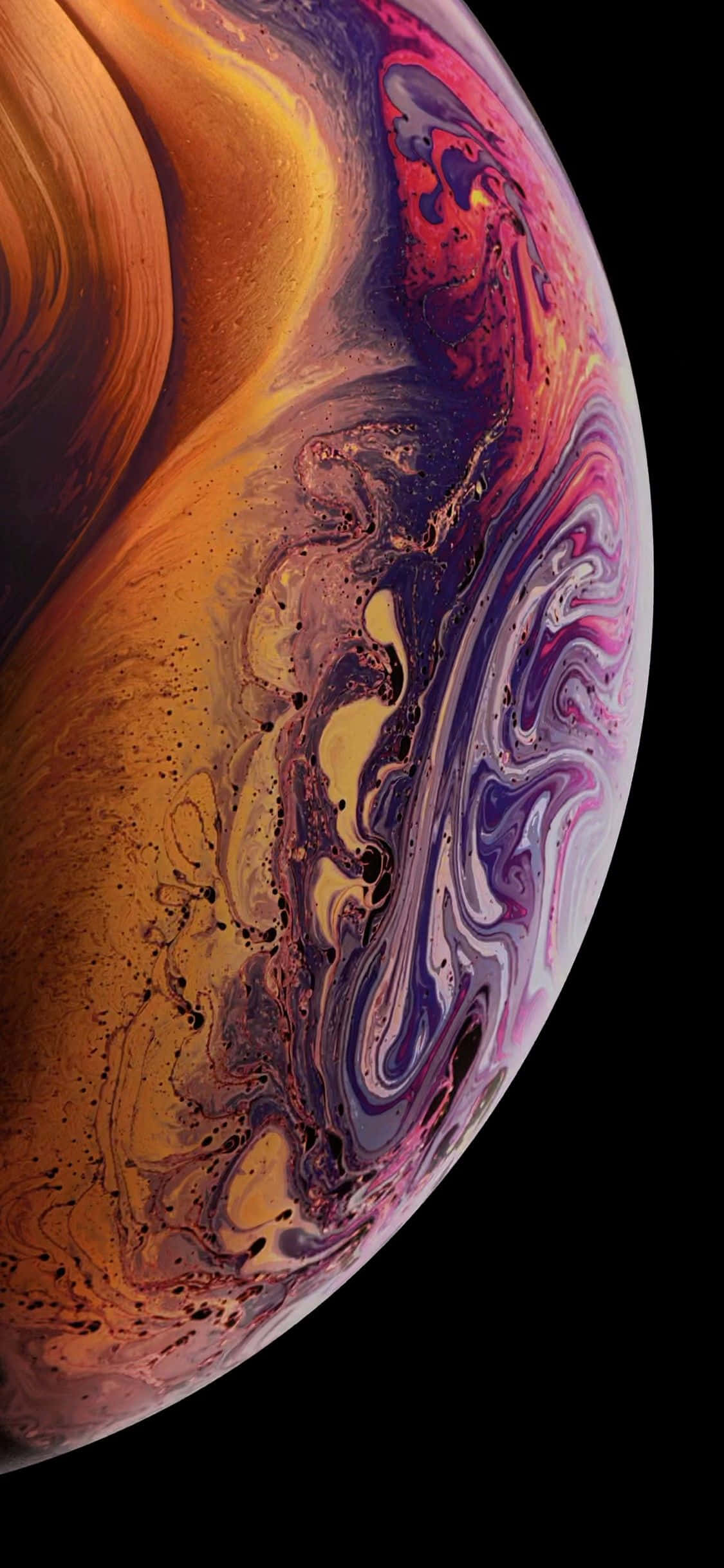 Apple iPhone Xs Max 桌布 壁紙 — 一個旋轉的抽象球體，由熔化的金色、紫色和深紅色顏料組成，背景為 stark 黑色。