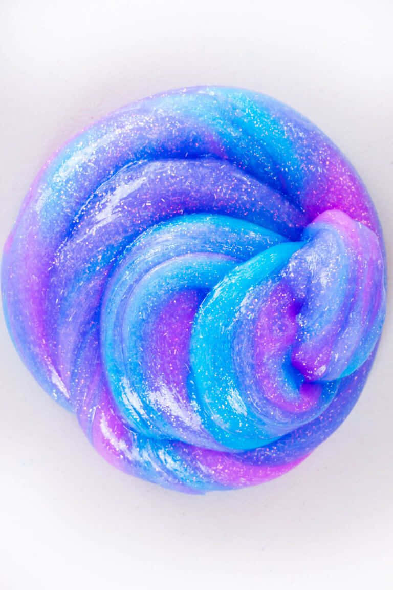 slime 桌布 壁紙 — 一個旋轉的星系史萊姆，帶有閃亮的藍色和紫色色調，背景是乾淨的白色。