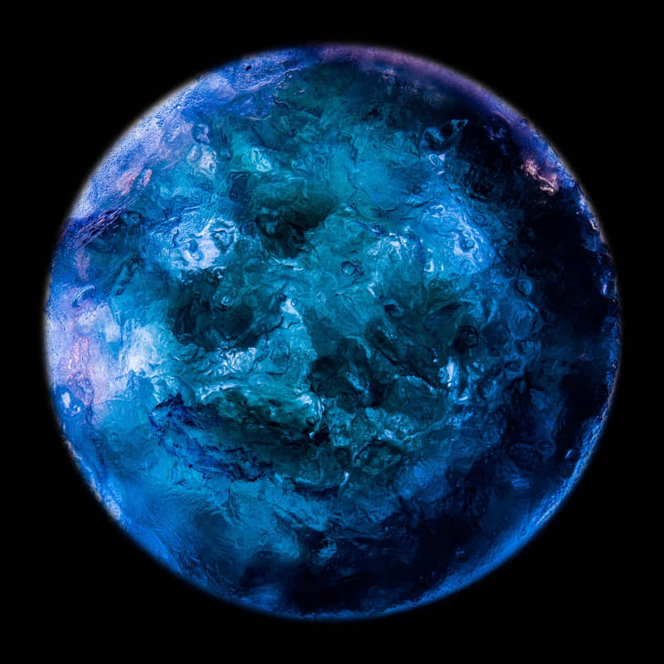 Blue Planet 桌布 壁紙 — 一個旋轉的藍色星球，帶有發光的極光和深邃的裂縫，背景是黑色虛空。