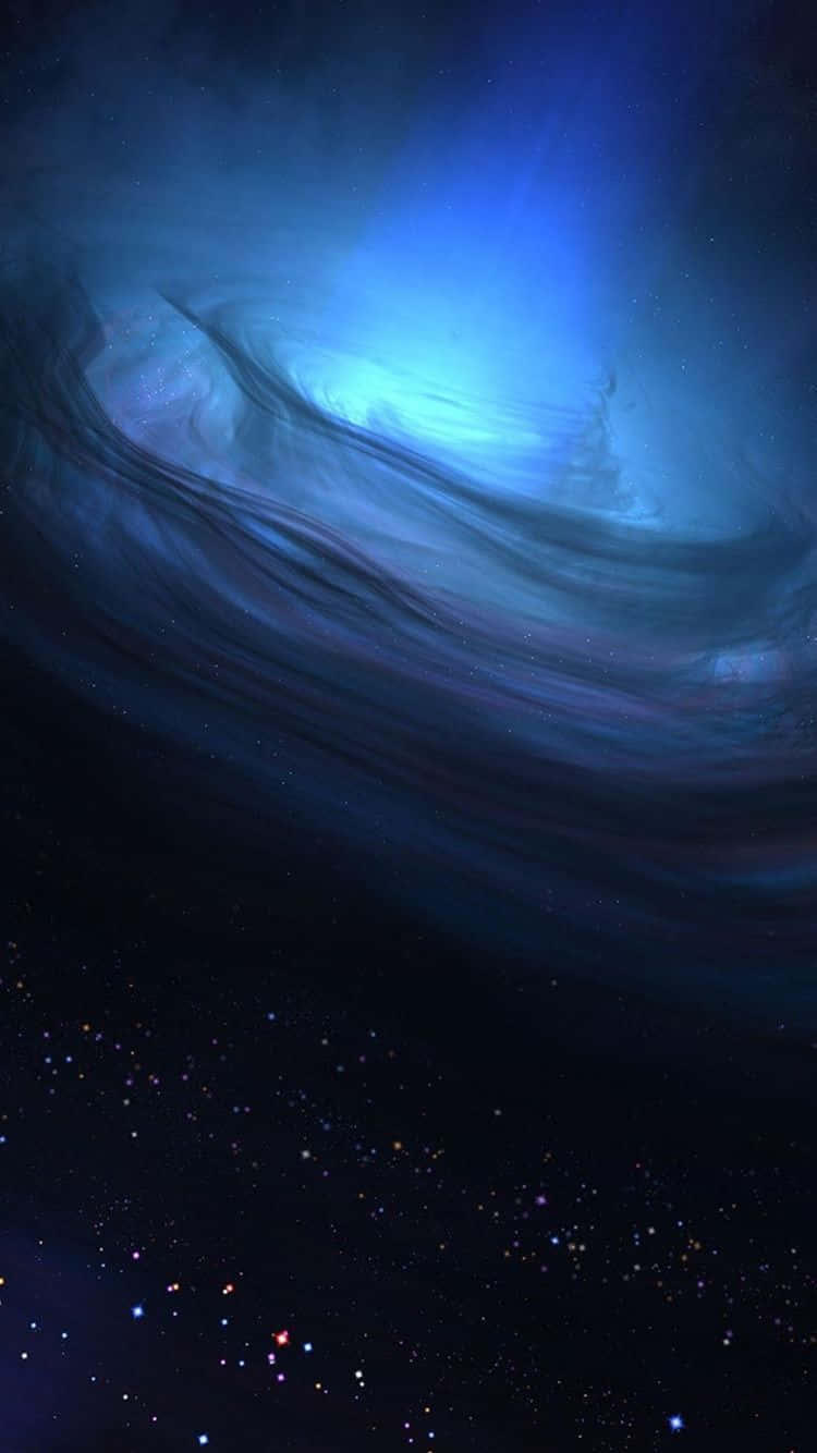 Mysterious 桌布 壁紙 — 一個旋轉的藍色星雲，帶有發光的宇宙塵埃和散落的星星，背景是黑暗的太空。