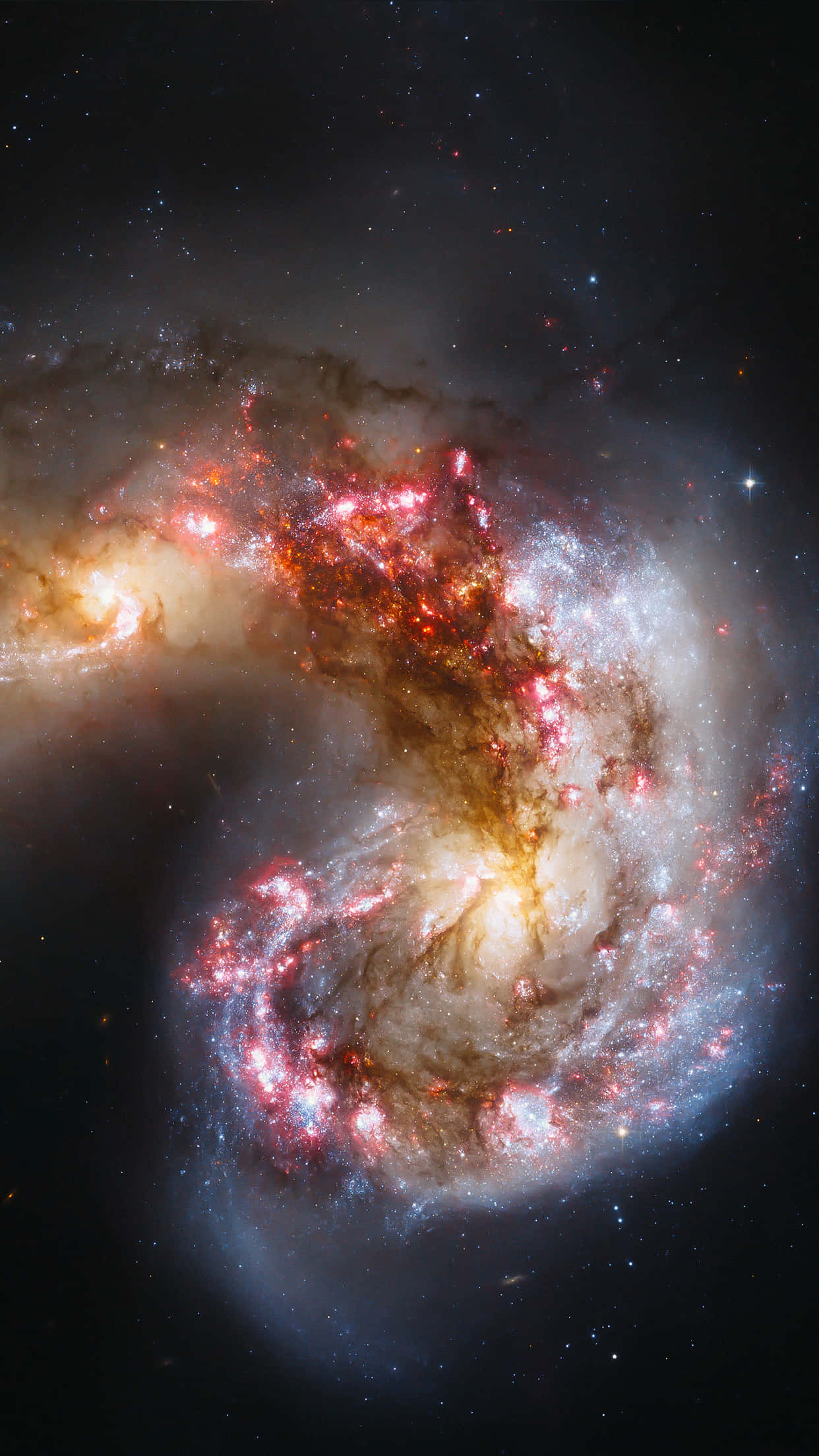太空電話 桌布 壁紙 — 一個旋轉的螺旋星系在佈滿星辰的宇宙虛空中散發出火紅與金色的光芒。