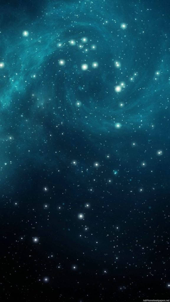 Blue iPhone 桌布 壁紙 — 一個旋轉的青綠色星系，帶有明亮的星星，在深邃的宇宙背景下閃耀。