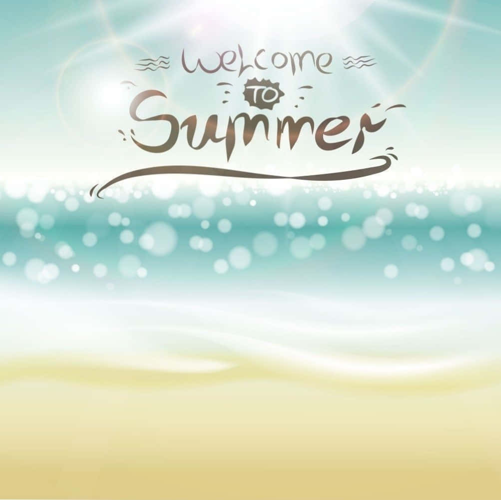 夏天 桌布 壁紙 — 一個明亮的夏日海灘場景，有金色沙灘、碧綠海水和陽光在風格化的歡迎來到夏天文字後方發光。