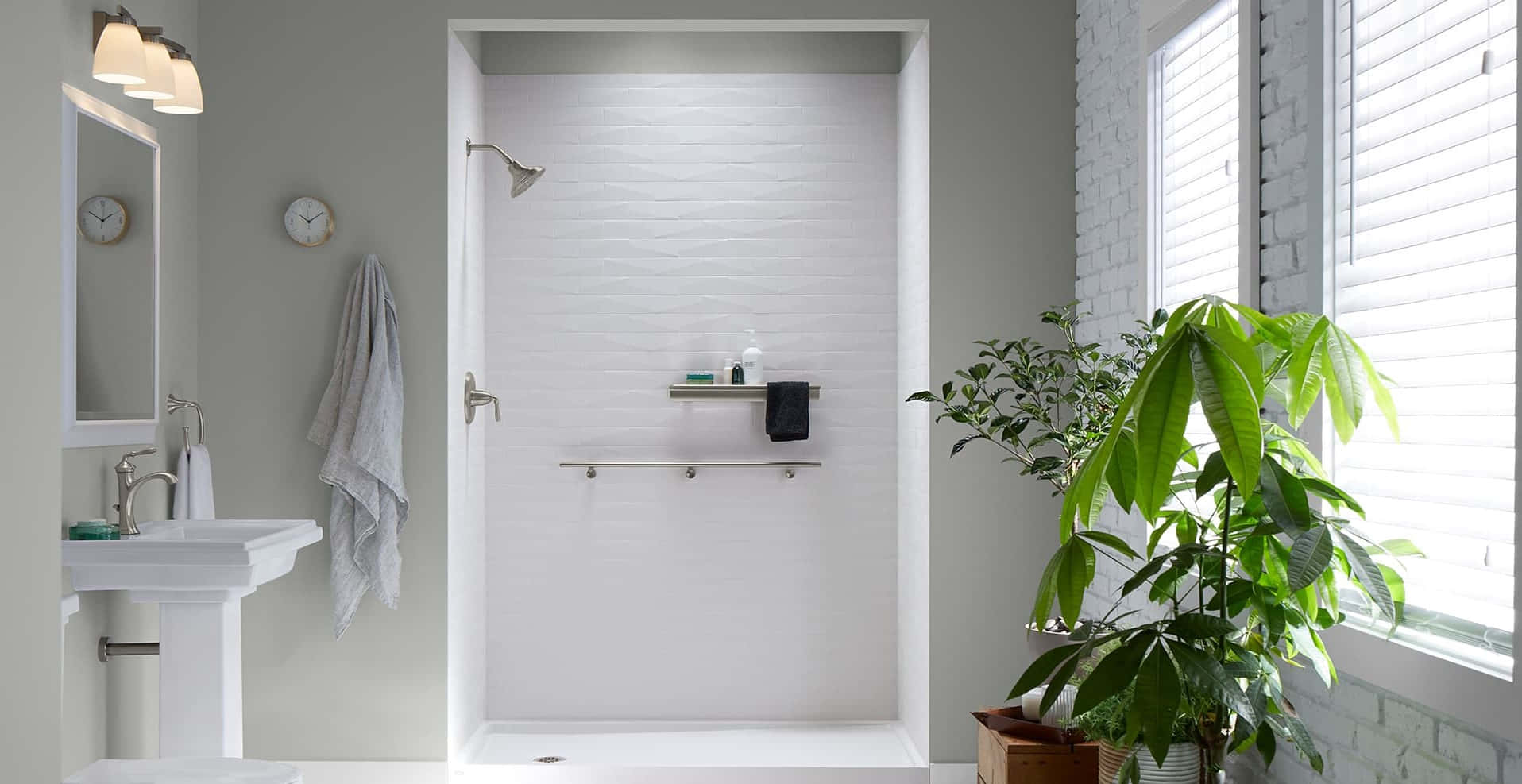 Bathroom Decor 桌布 壁紙 — 一個明亮的現代浴室，配有白色裝置、大型淋浴間和窗邊茂盛的綠色植物。