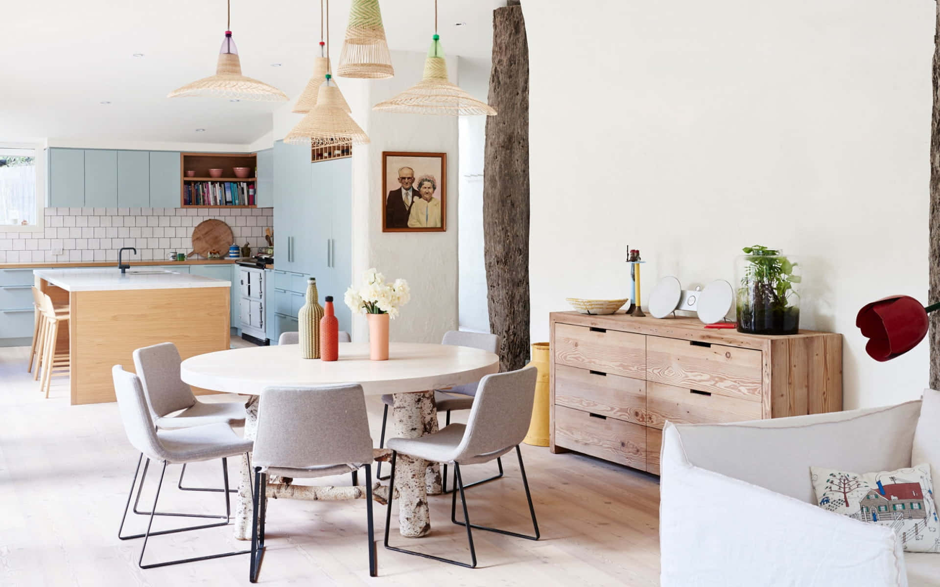 Dining Room 桌布 壁紙 — 一個明亮的現代用餐區，圓桌周圍擺放灰色椅子，上方是編織吊燈。