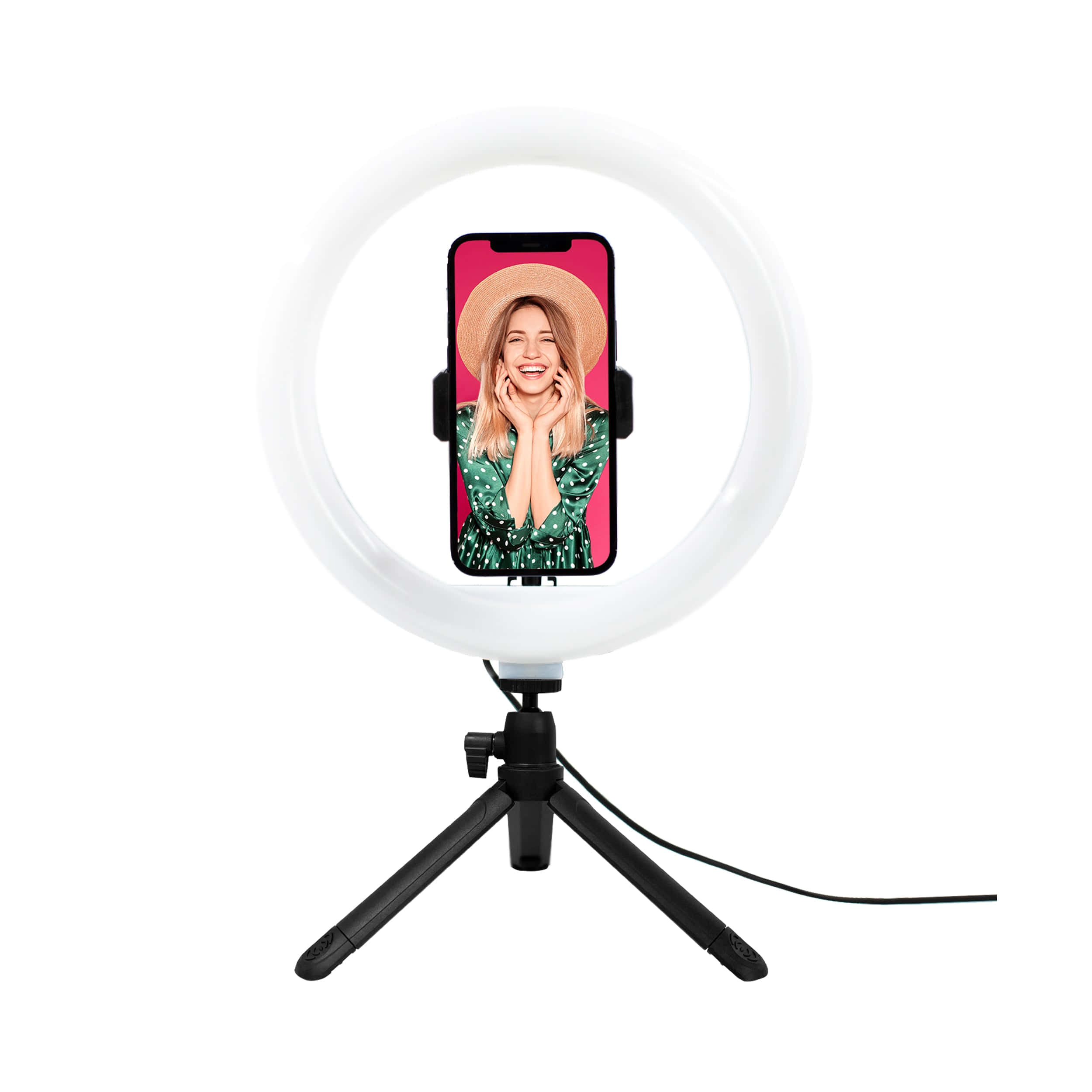 Ring Light 桌布 壁紙 — 一個明亮的白色環形燈安裝在三腳架上，手持智慧型手機，顯示一位戴著草帽微笑的女性，背景為粉紅色。