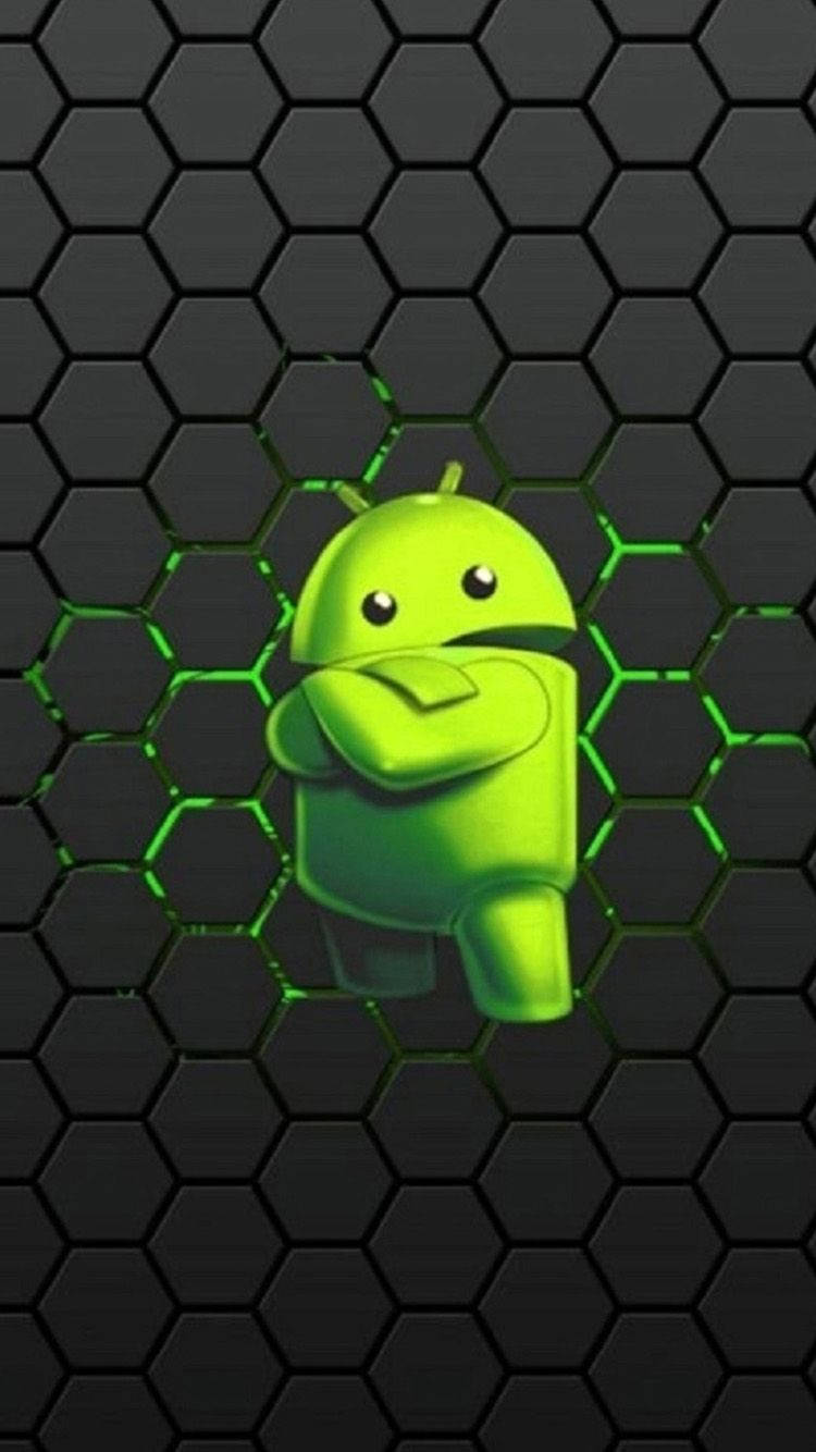 安卓 桌布 壁紙 — 一個明亮的綠色Android吉祥物自信地站在一個帶有發光綠色線條的深色六邊形網格上。