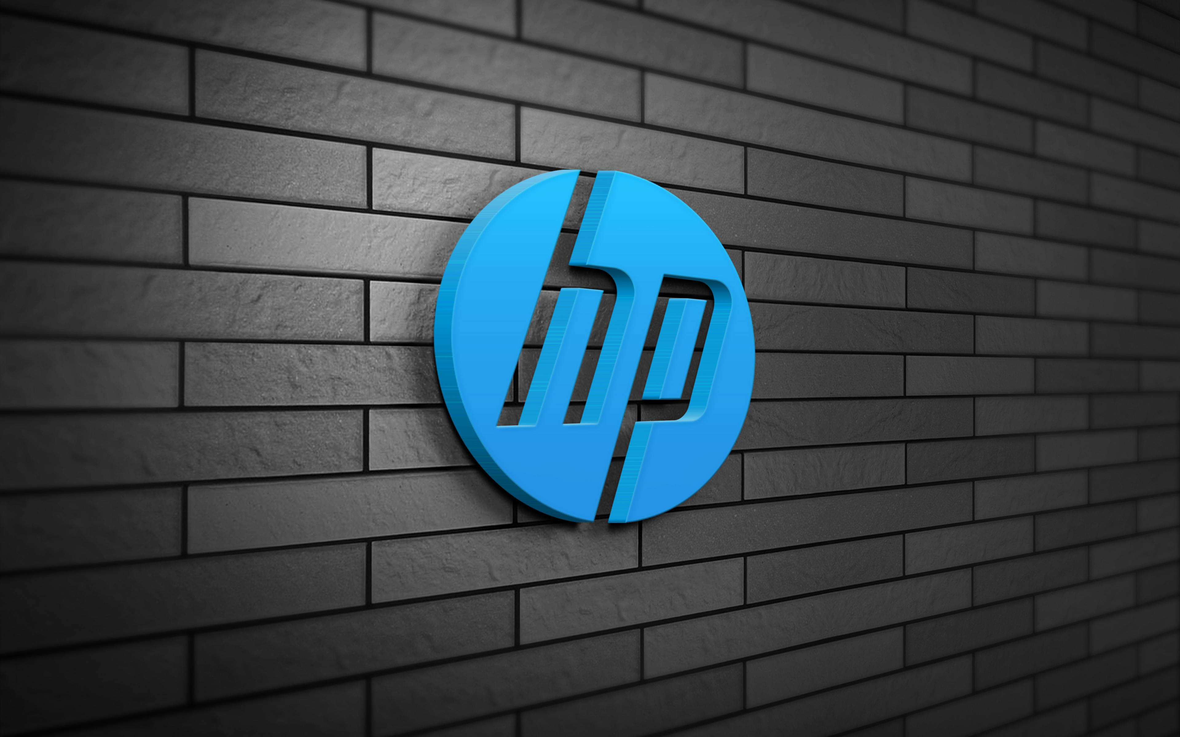Hp Laptop 桌布 壁紙 — 一個明亮的藍色HP標誌安裝在深灰色磚牆上，帶有戲劇性的燈光效果。