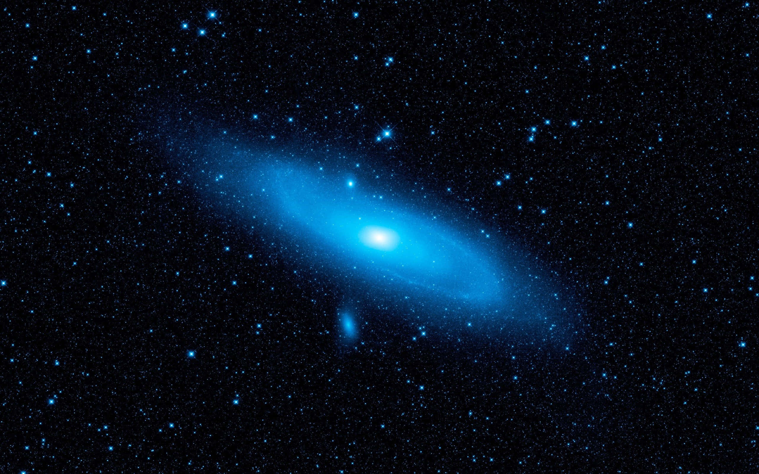 Nasa Galaxy 桌布 壁紙 — 一個明亮的藍色螺旋星系在深空中閃爍的星場中發光。