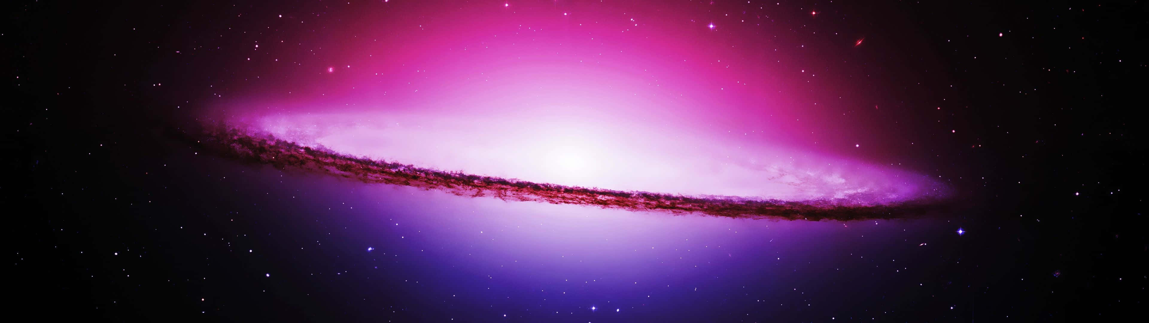 Black And Purple Galaxy 桌布 壁紙 — 一個明亮的螺旋星系在佈滿星星的宇宙虛空中散發出充滿活力的粉紅色和紫色色調。
