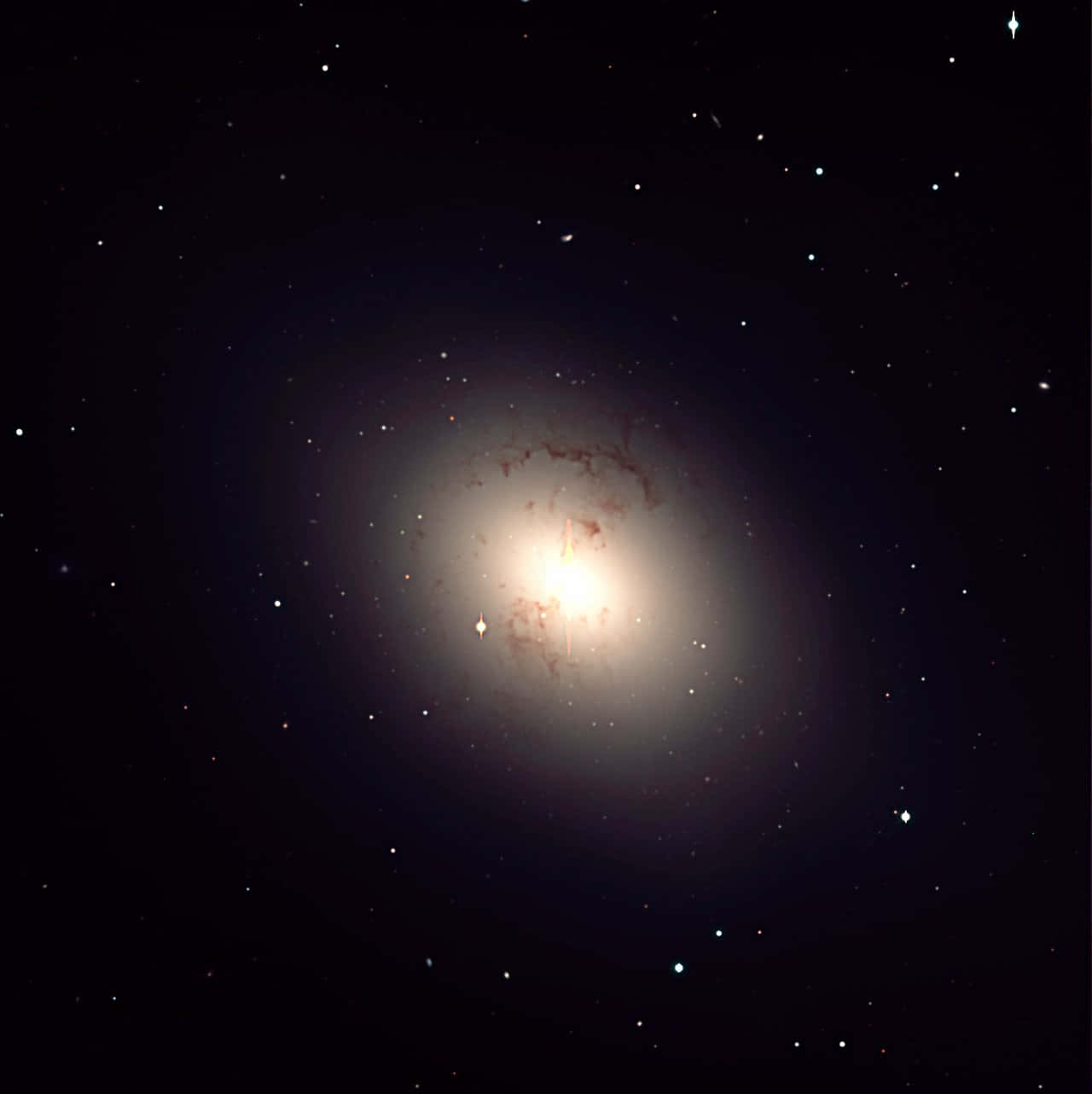 Elliptical Galaxy 桌布 壁紙 — 一個明亮的螺旋星系在充滿恆星的虛空中心發光，帶有旋轉的旋臂和散落的恆星。