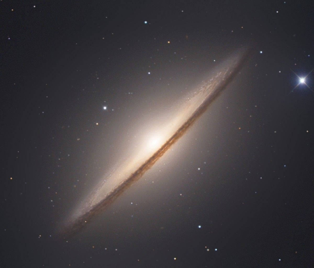 具有明亮核心的螺旋星系和深空星場