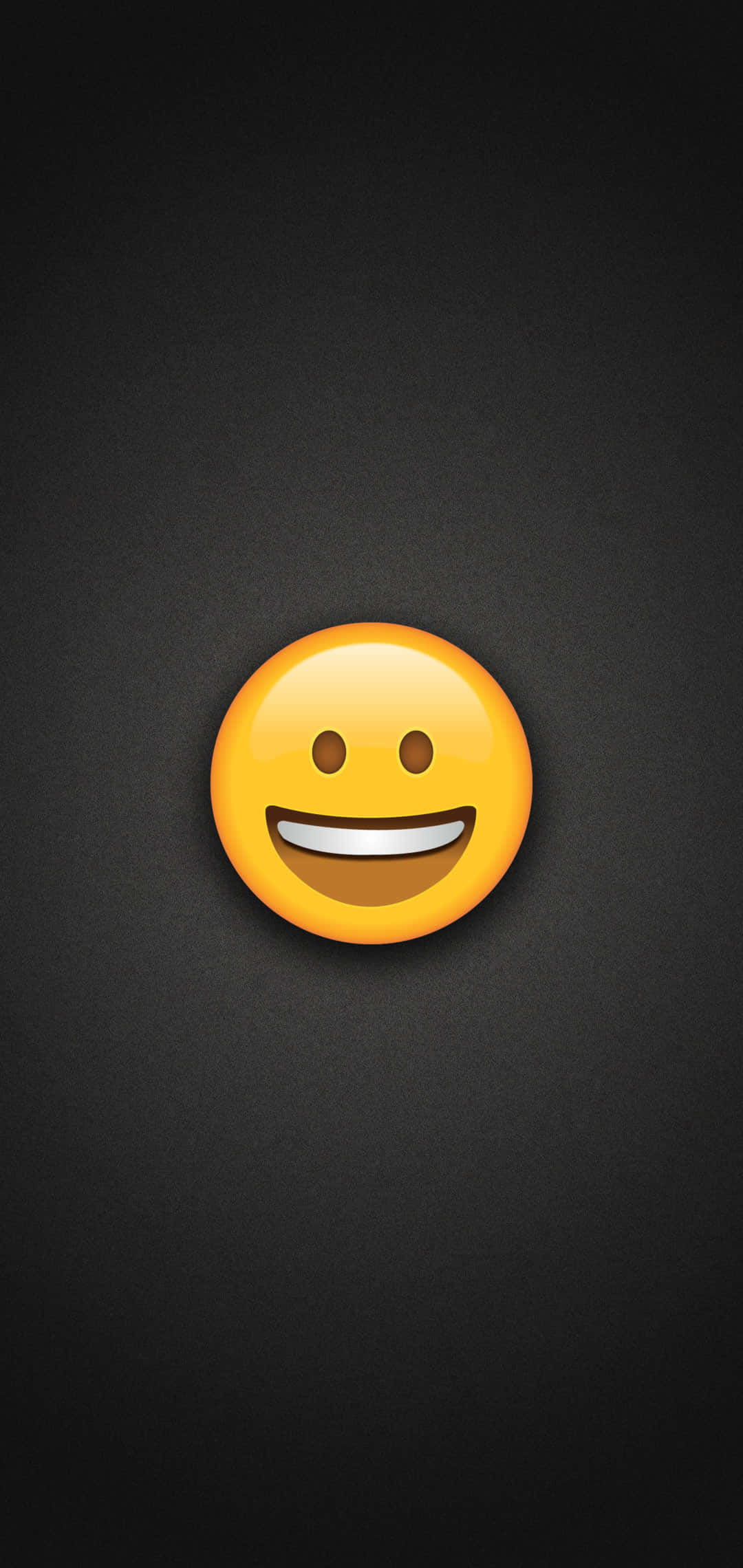 Smile Emoji 桌布 壁紙 — 一個明亮的黃色笑臉表情符號，咧嘴大笑，位於深色紋理背景中央。