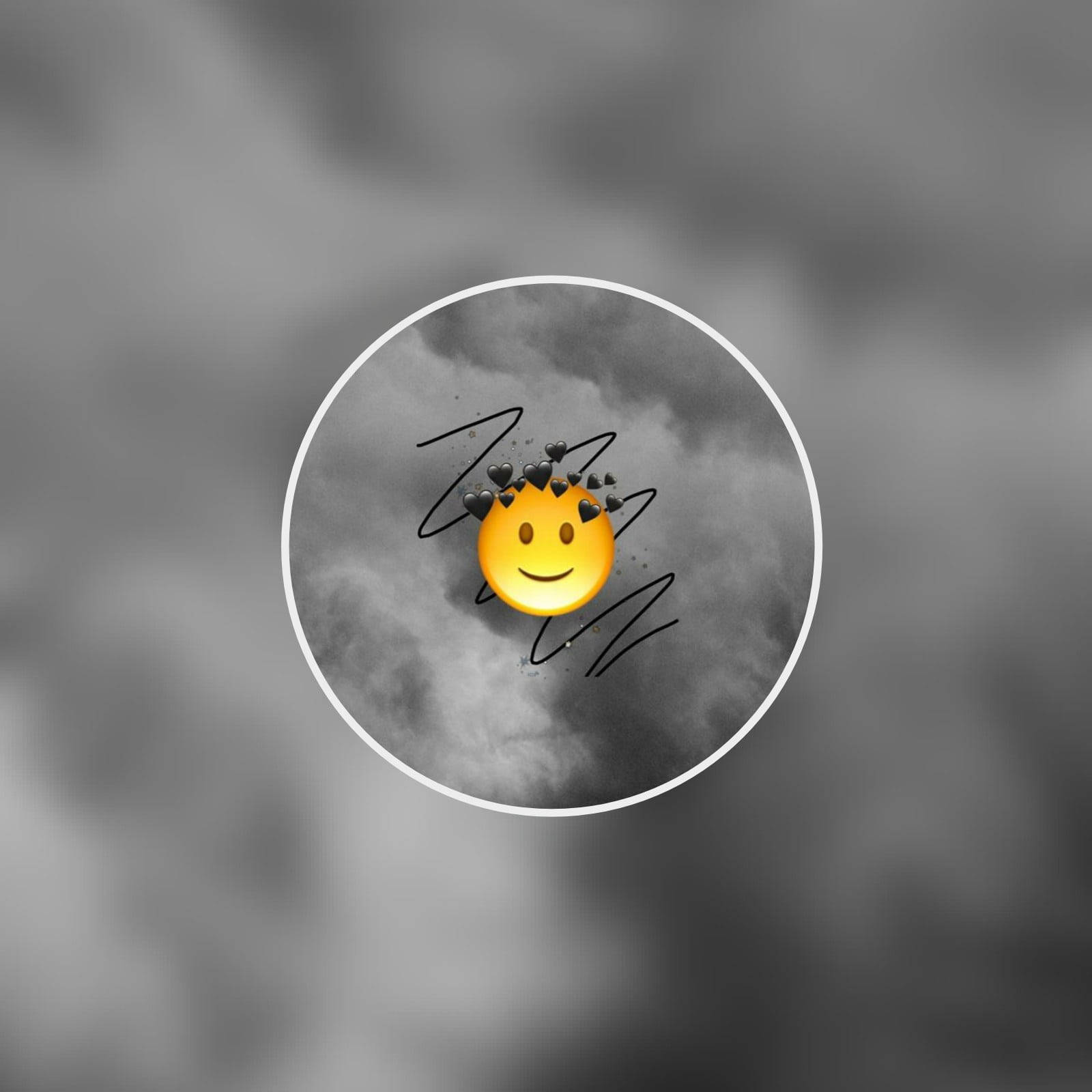 Black Emoji 桌布 壁紙 — 一個明亮的黃色笑臉表情符號，戴著黑色心形皇冠，漂浮在圓形框架內，背景是陰沉的灰色多雲天空。